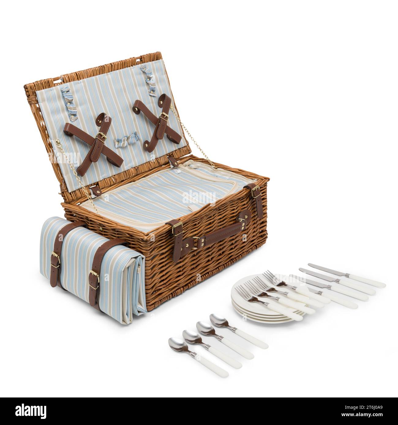 Set cesto da picnic in vimini grande cesto salice con scomparto refrigerato isolato, coperta impermeabile gratuita e posate su sfondo bianco. Foto Stock