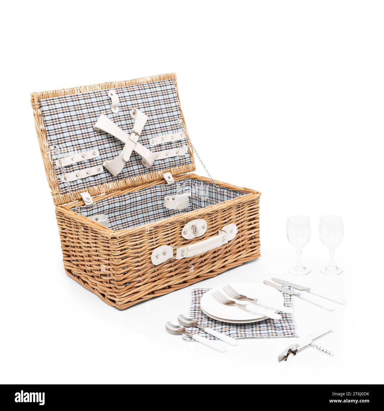 Set cesto da picnic in vimini grande cesto salice con scomparto refrigerato isolato, coperta impermeabile gratuita e posate su sfondo bianco. Foto Stock