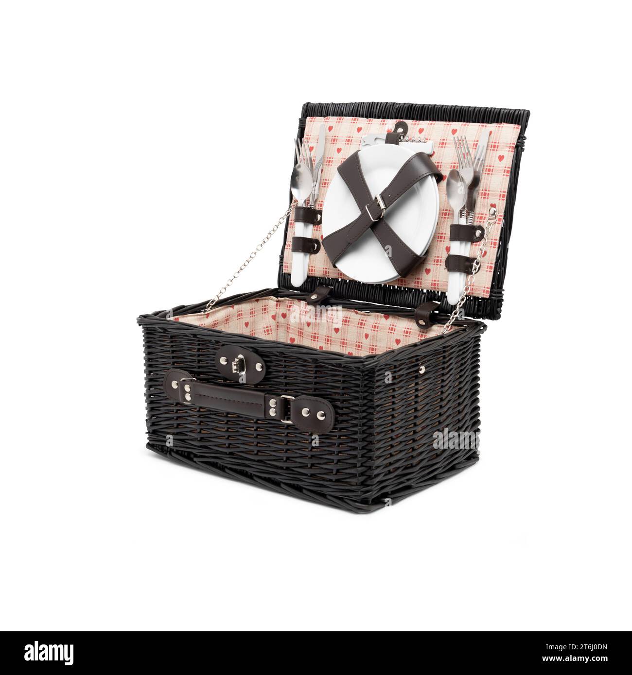 Set cesto da picnic in vimini grande cesto salice con scomparto refrigerato isolato, coperta impermeabile gratuita e posate su sfondo bianco. Foto Stock