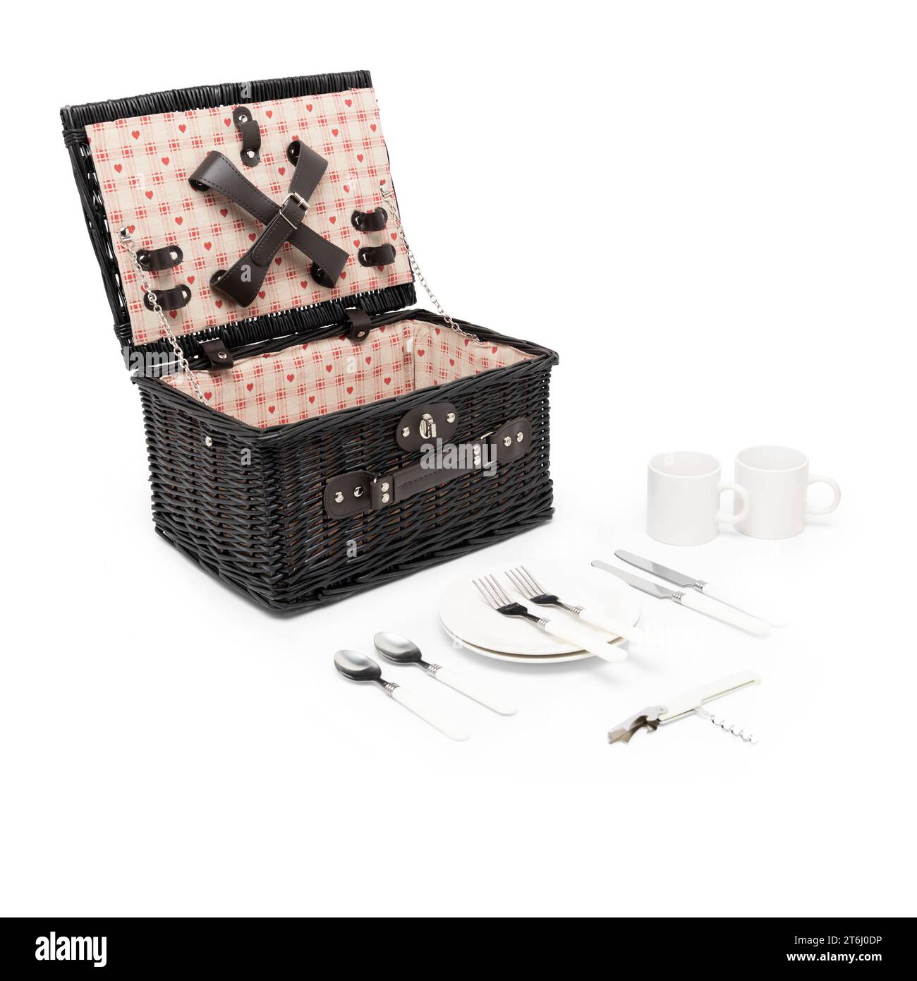 Set cesto da picnic in vimini grande cesto salice con scomparto refrigerato isolato, coperta impermeabile gratuita e posate su sfondo bianco. Foto Stock