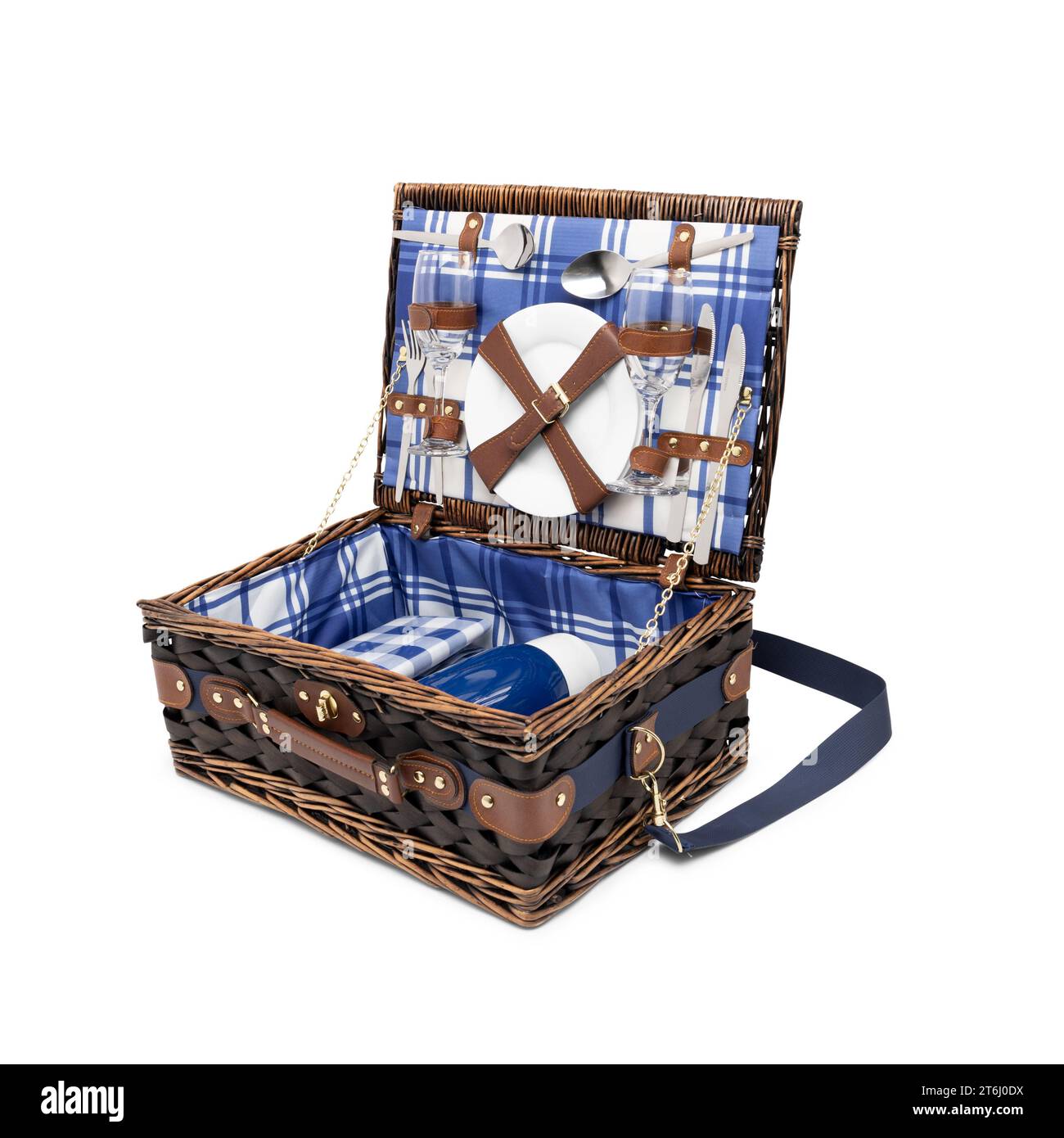 Set cesto da picnic in vimini grande cesto salice con scomparto refrigerato isolato, coperta impermeabile gratuita e posate su sfondo bianco. Foto Stock