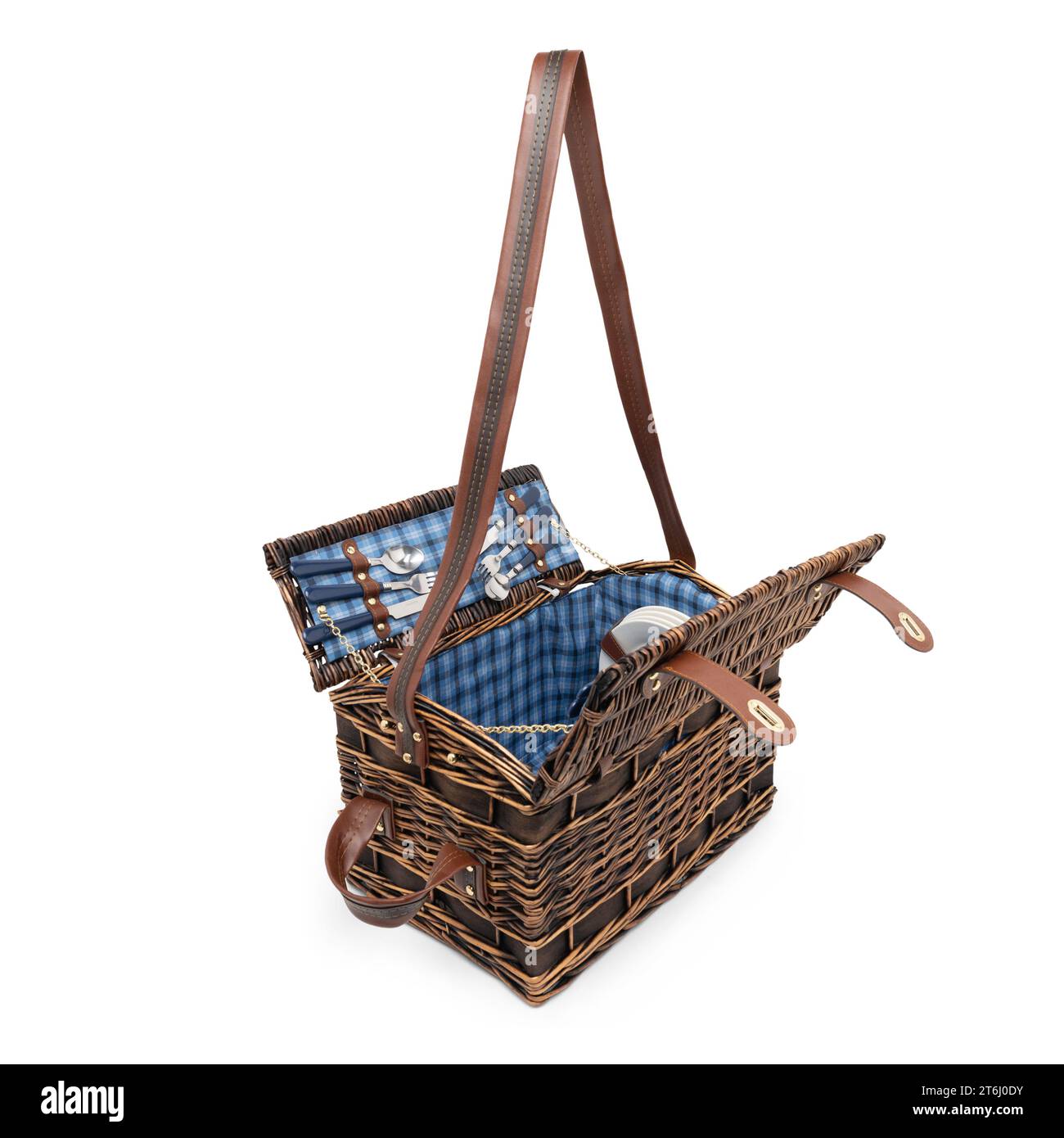 Set cesto da picnic in vimini grande cesto salice con scomparto refrigerato isolato, coperta impermeabile gratuita e posate su sfondo bianco. Foto Stock