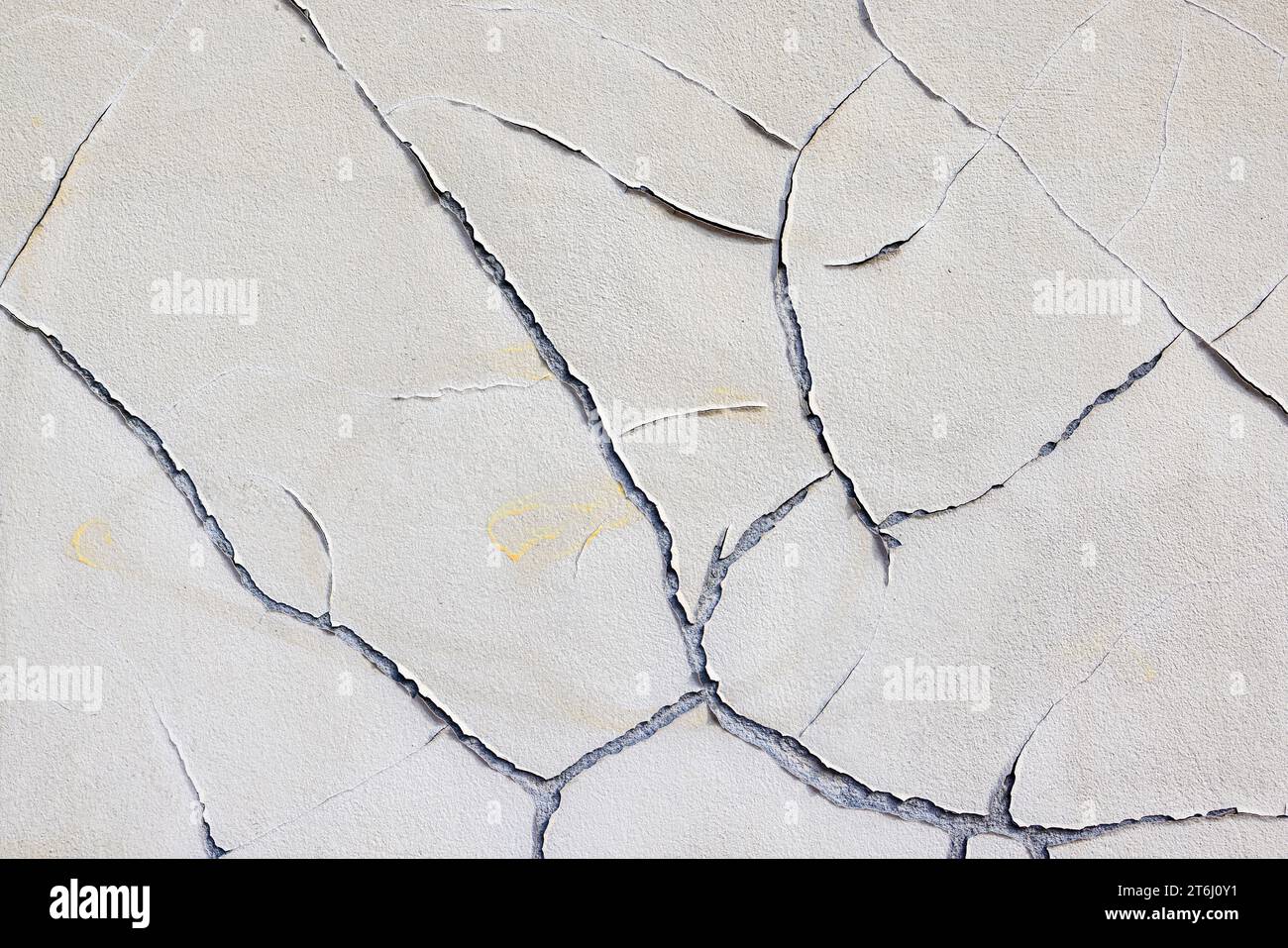 Pareti, incrinature nell'intonaco, rimozione di vecchie vernici, carta da parati Foto Stock