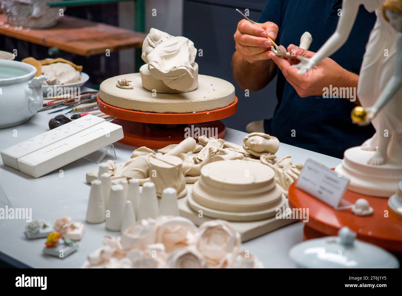 Dimostrazione di lavoro nella fabbrica di porcellana di Meissen, Meissen, Sassonia, Germania, Europa Foto Stock
