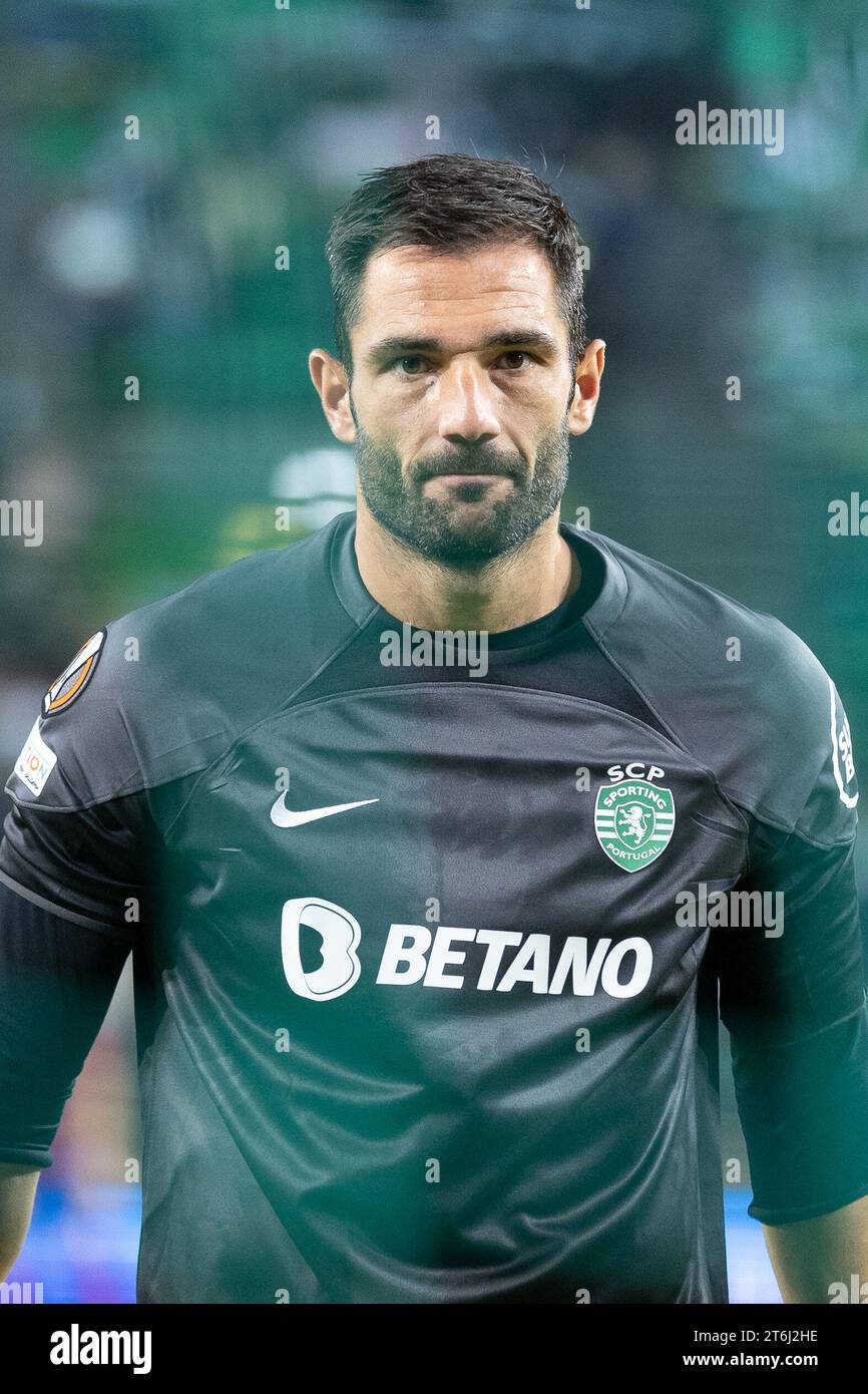 9 novembre 2023. Lisbona, Portogallo. Il portiere spagnolo Antonio Adan (1) in azione durante la partita della giornata 4 del gruppo D per la UEFA Europa League, Sporting vs Rakow © Alexandre de Sousa/Alamy Live News Foto Stock