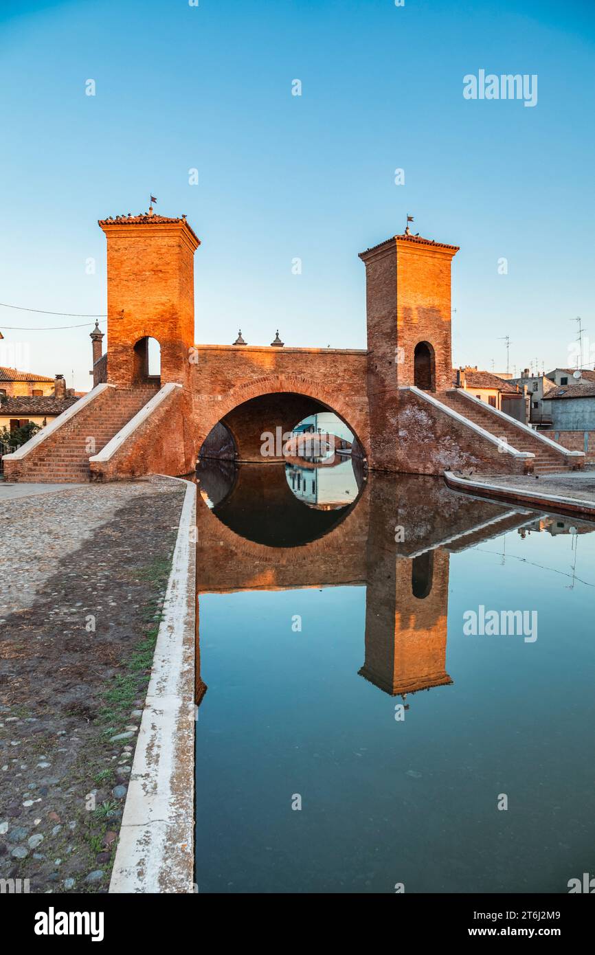 Italia, Emilia Romagna, provincia di Ferrara, Ponte dei Trepponti o ponte Trepponti, ponte ad arco in muratura a Comacchio Foto Stock