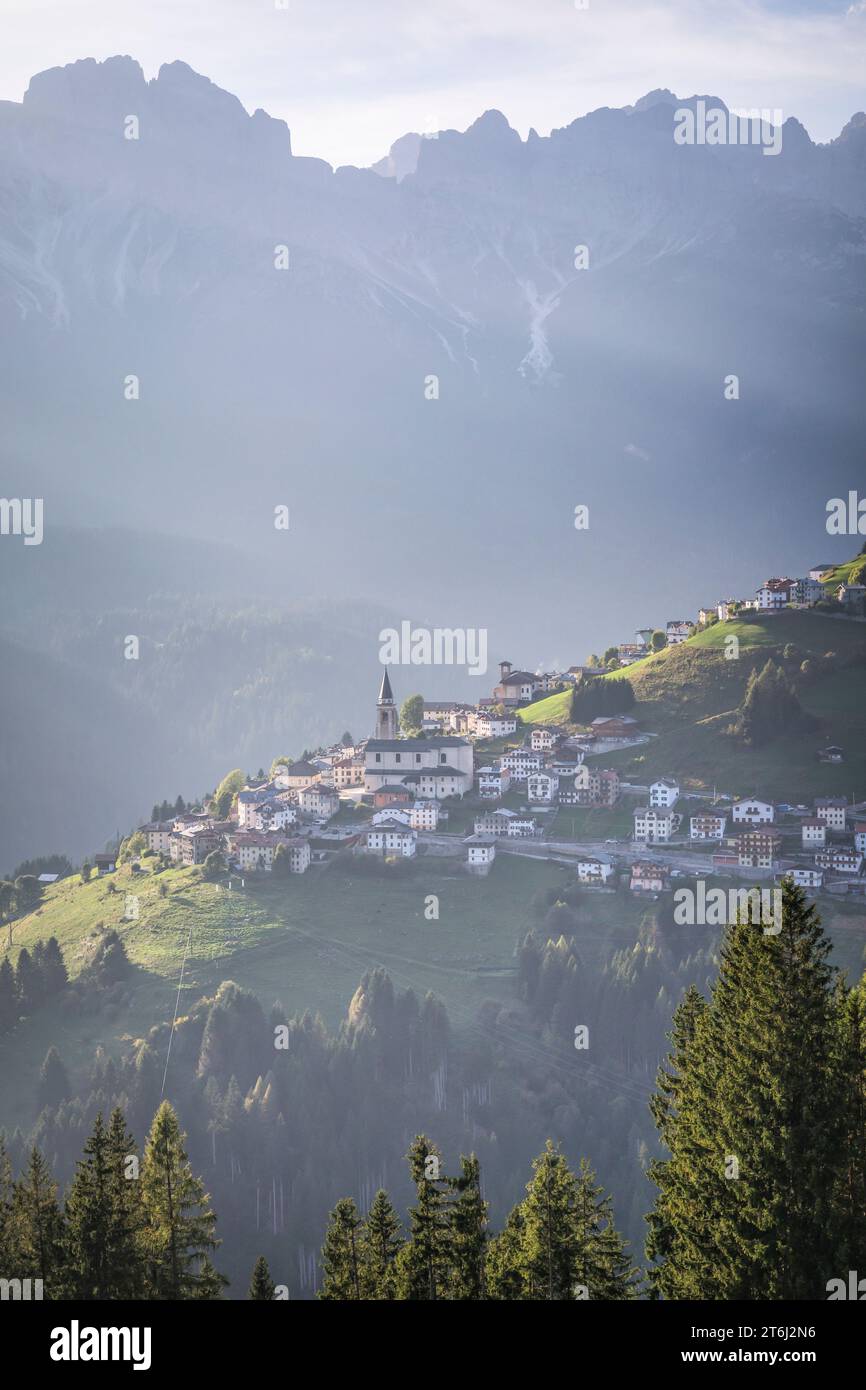 Italia, Veneto, Belluno, vista sul paese alpino di Candide, comune di Comelico superiore / alto Comelico, Dolomiti Foto Stock