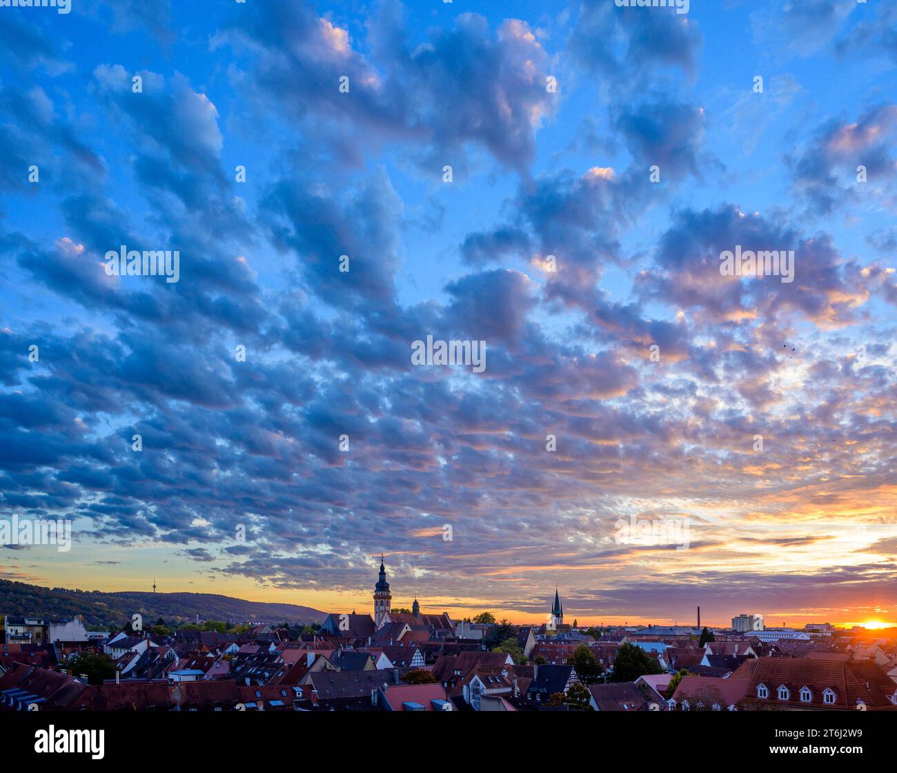 Germania, Baden-Wuerttemberg, Karlsruhe, Durlach, ora blu sopra la città. Foto Stock