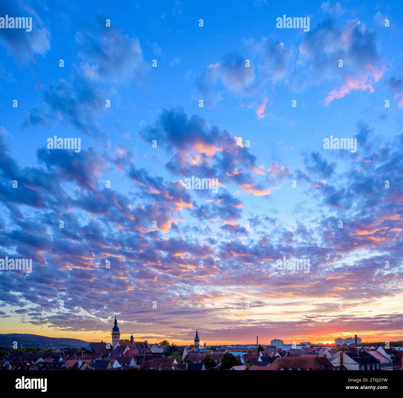 Germania, Baden-Wuerttemberg, Karlsruhe, Durlach, ora blu sopra la città. Foto Stock