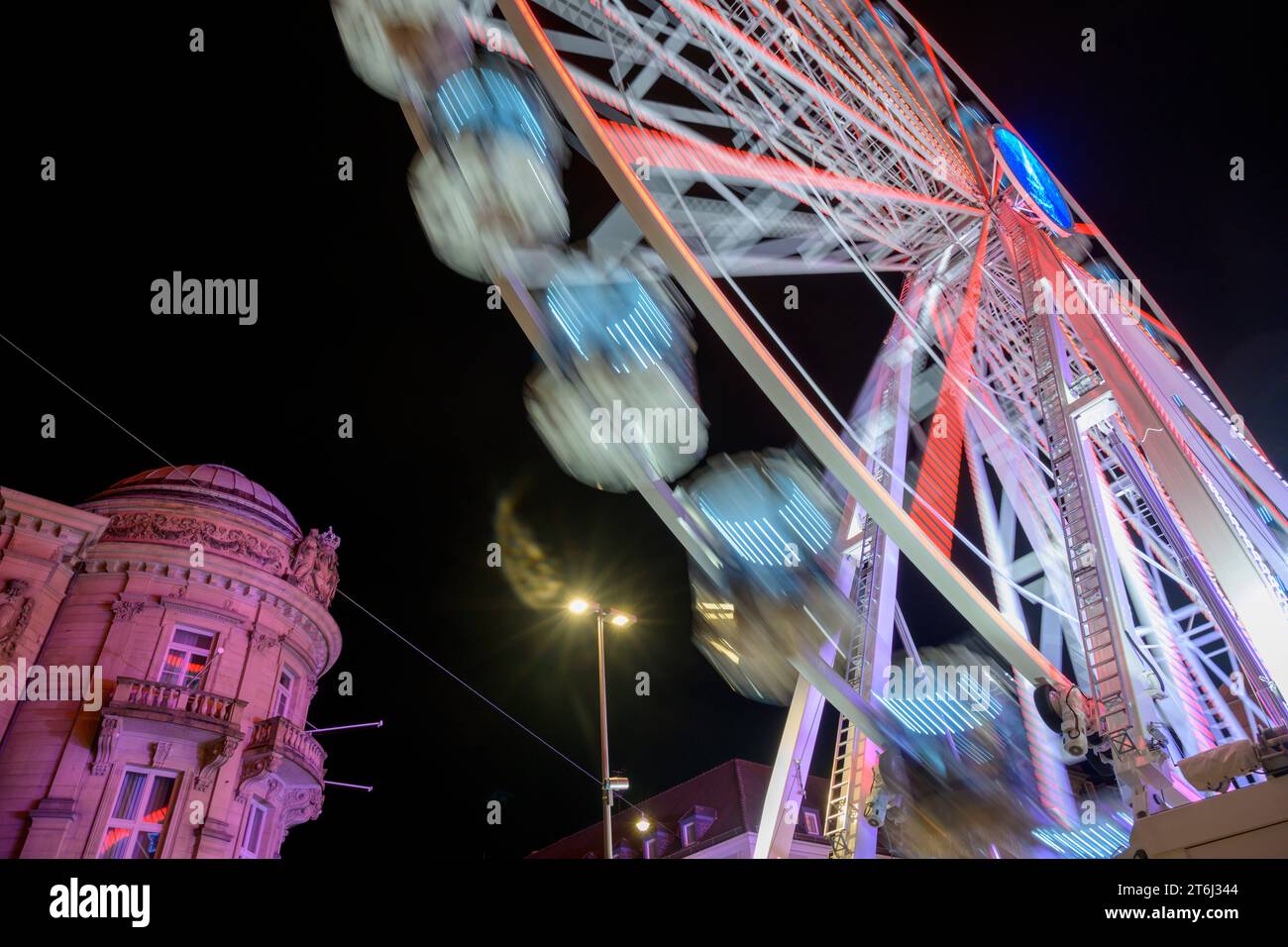 Germania, Baden-Wuerttemberg, Karlsruhe, ruota panoramica al mercatino di Natale. Foto Stock