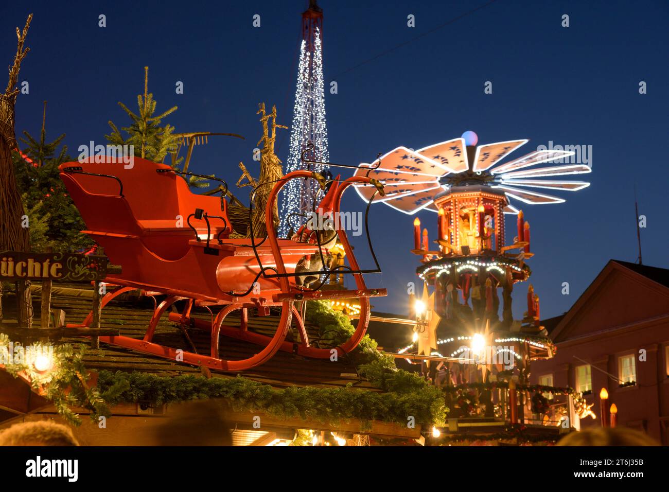 Germania, Baden-Wuerttemberg, Karlsruhe, Mercatino di Natale. Foto Stock
