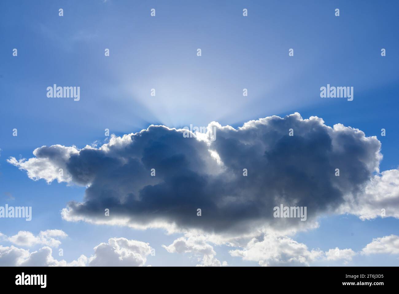 Sun dietro le nuvole Foto Stock