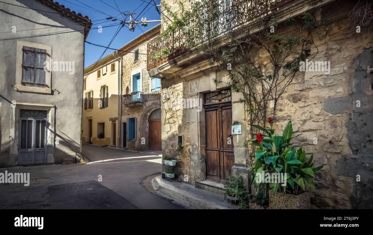 Strada del villaggio a Bize Minervois. Foto Stock Strada del villaggio a Bize Minervois. Foto Stock
