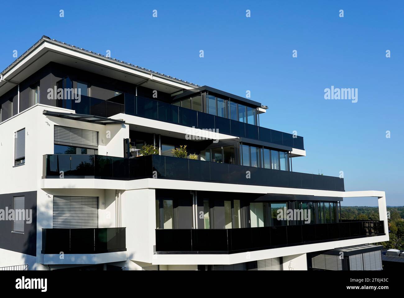Germania, Baviera, distretto di Altötting, complesso residenziale, moderno, appartamento di lusso, attico, balconi completi, ringhiere nere in vetro fumé Foto Stock