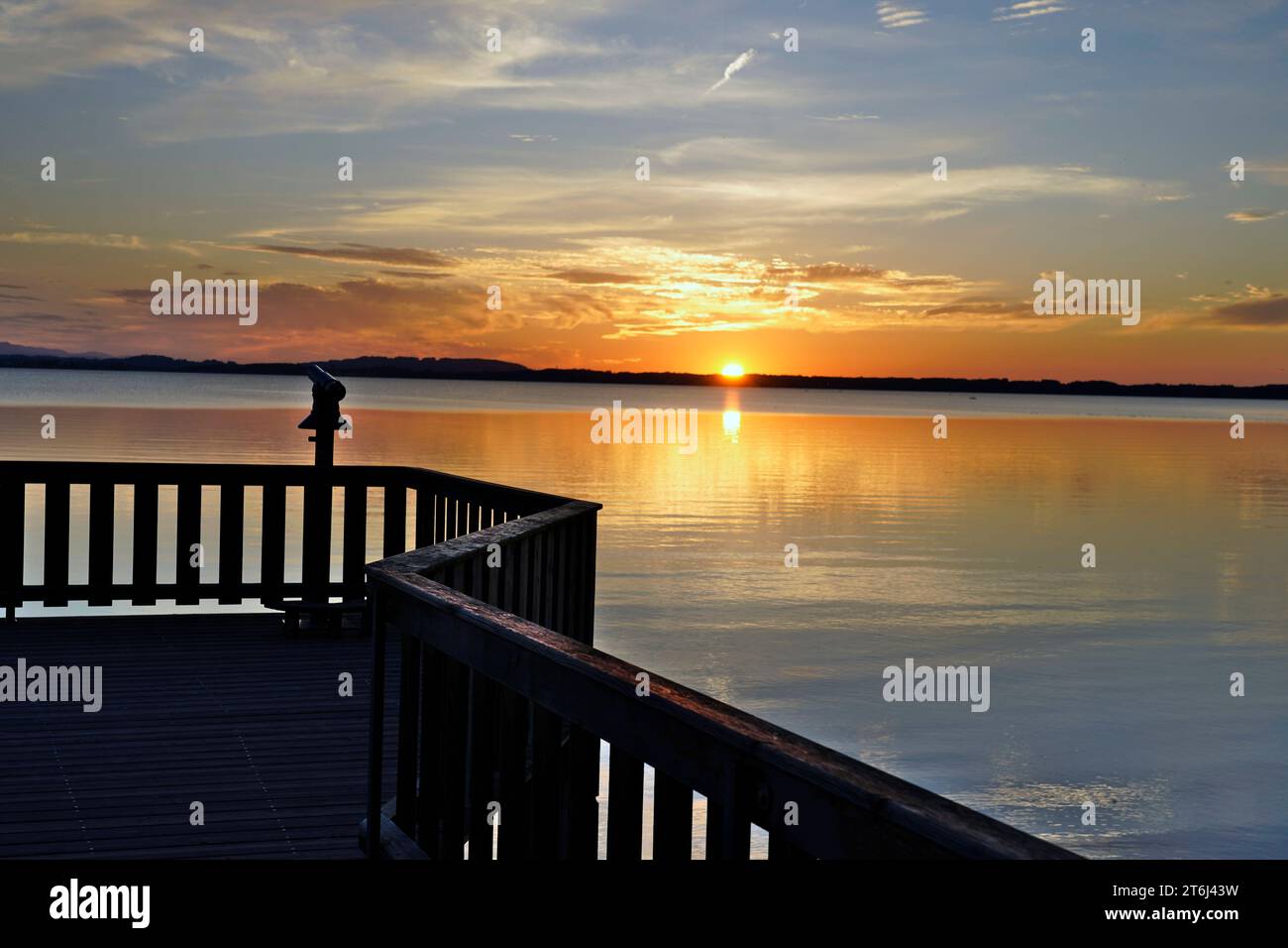 Germania, Baviera, alta Baviera, contea di Traunstein, Chieming, Chiemsee, tramonto, molo Foto Stock