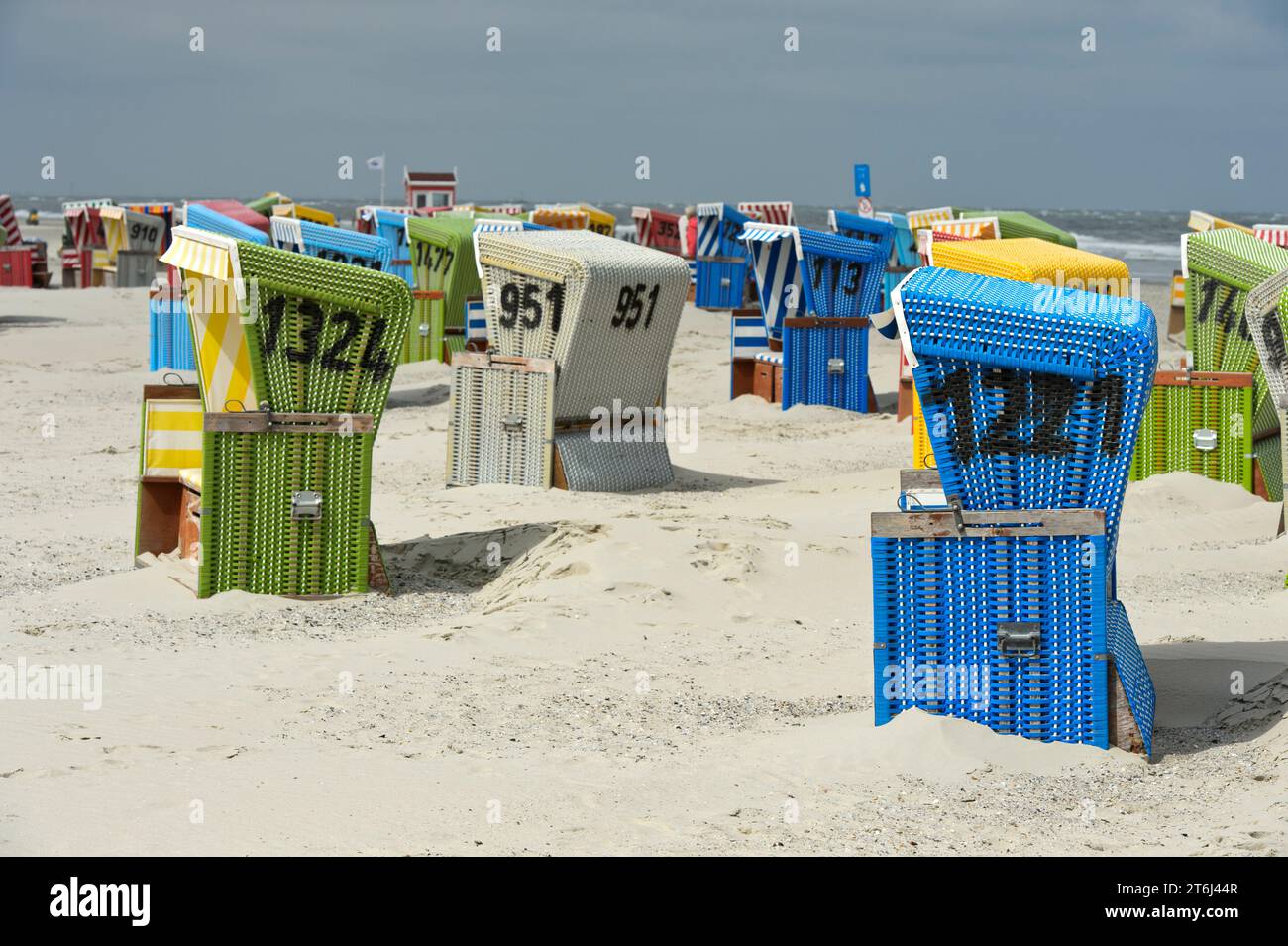 Sdraio colorate sulla spiaggia del Mare del Nord di Langeoog, Isole Frisoni Orientali, bassa Sassonia, Germania Foto Stock