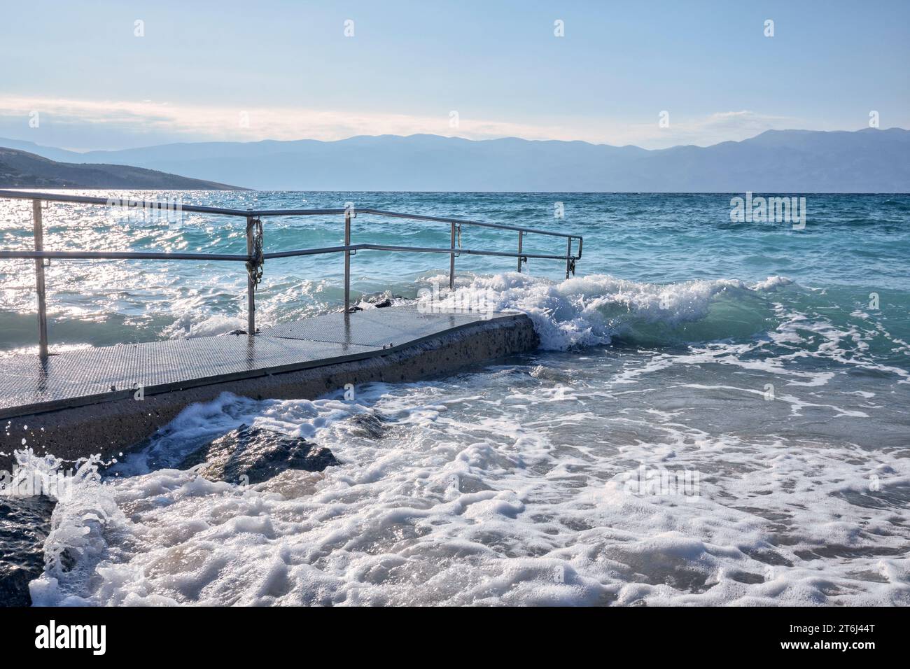 Croazia, baia del Quarnero, isola di Krk, Baska, rampa di accesso al mare (anche per disabili) sulla spiaggia di Baska Foto Stock