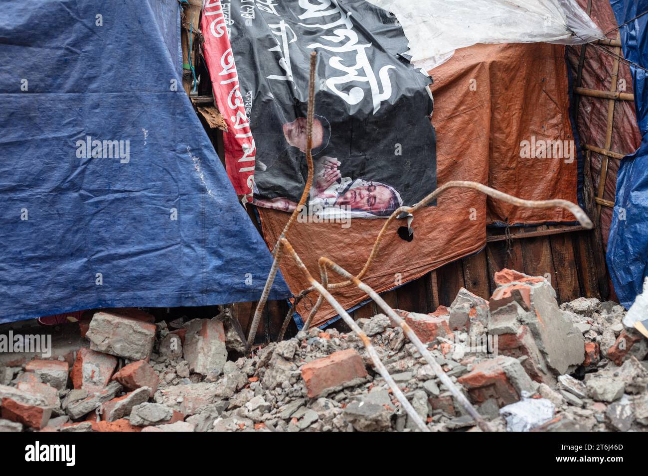 Dettaglio di un'abitazione improvvisata fatta di fogli di plastica e bastoncini di bambù, Tejgaon Slum area, Dacca, Bangladesh Foto Stock