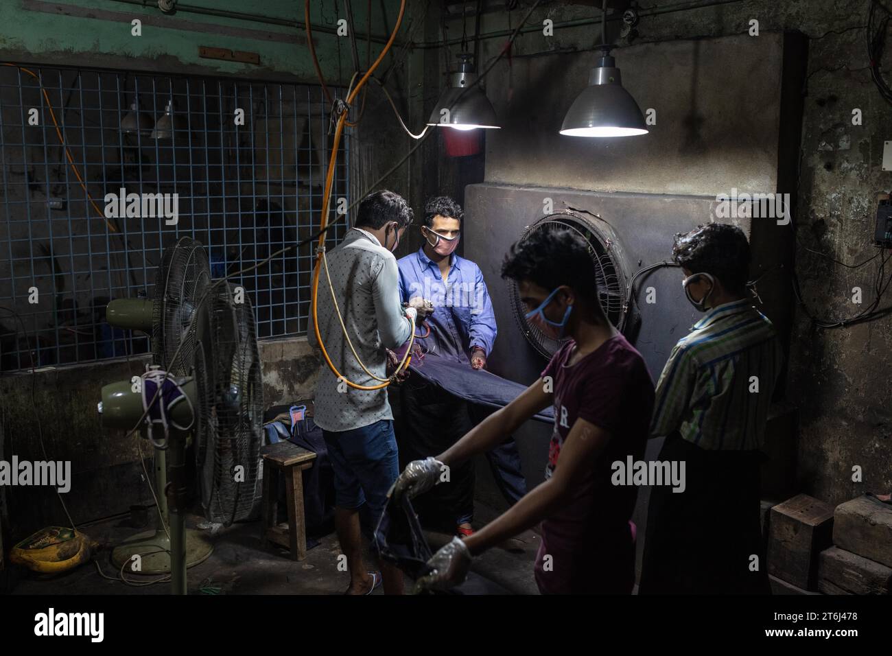 Lavoratore in una fabbrica di tintura denim, industria tessile, Dacca, Bangladesh Foto Stock