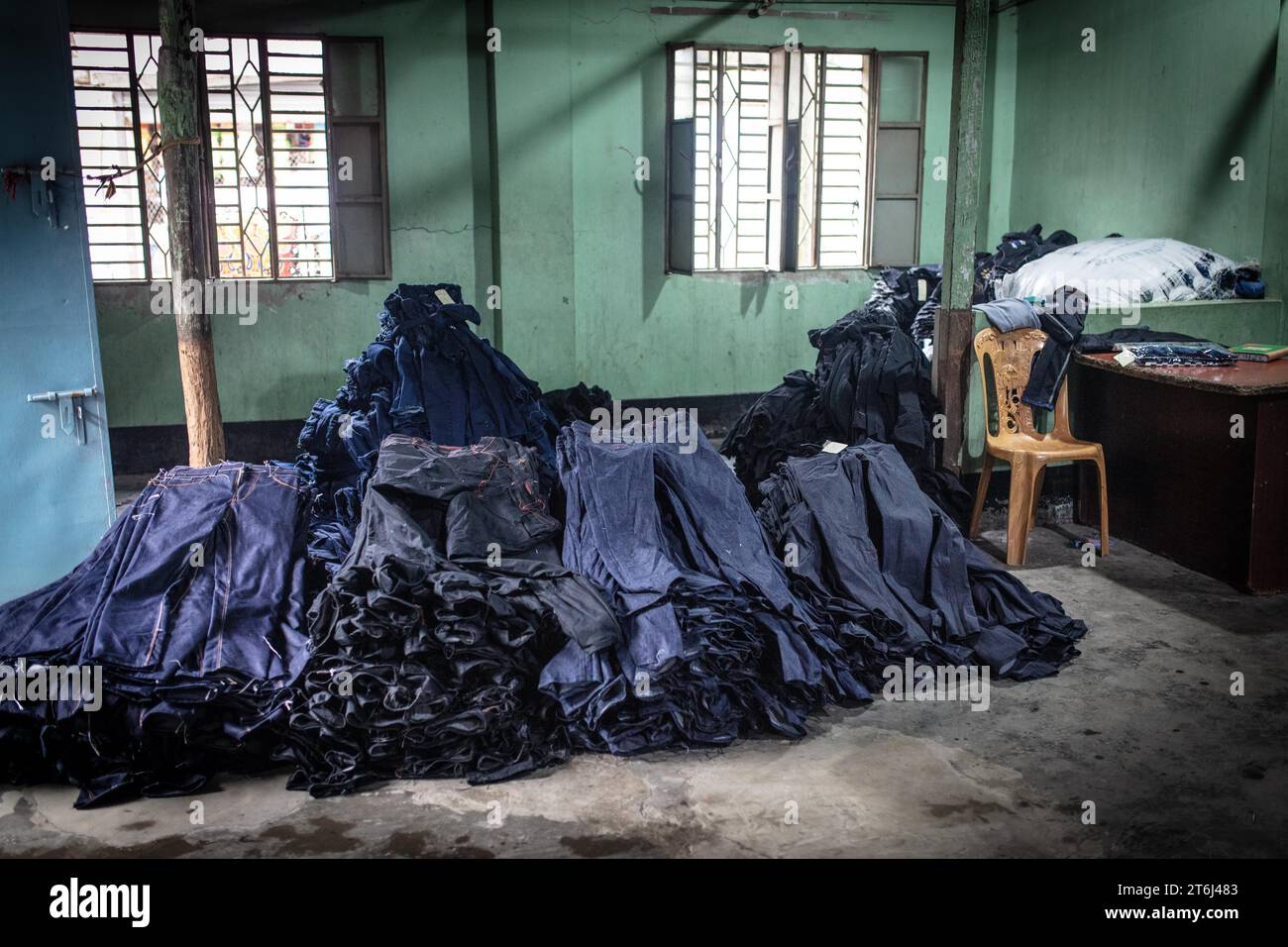 Jeans appena tinti in una casa di tintura denim, Dacca, Bangladesh Foto Stock