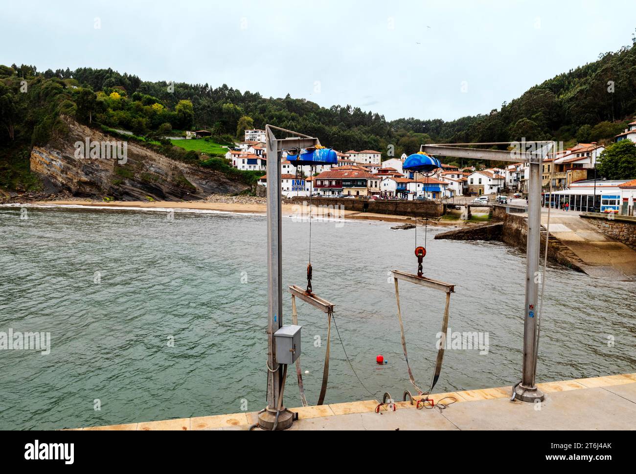 Sistema di sollevamento per imbarcazioni da pesca nel porto, villaggio di pescatori di Tazones, comune di Villaviciosa, Asturias, Principado de Asturias, Spagna Foto Stock