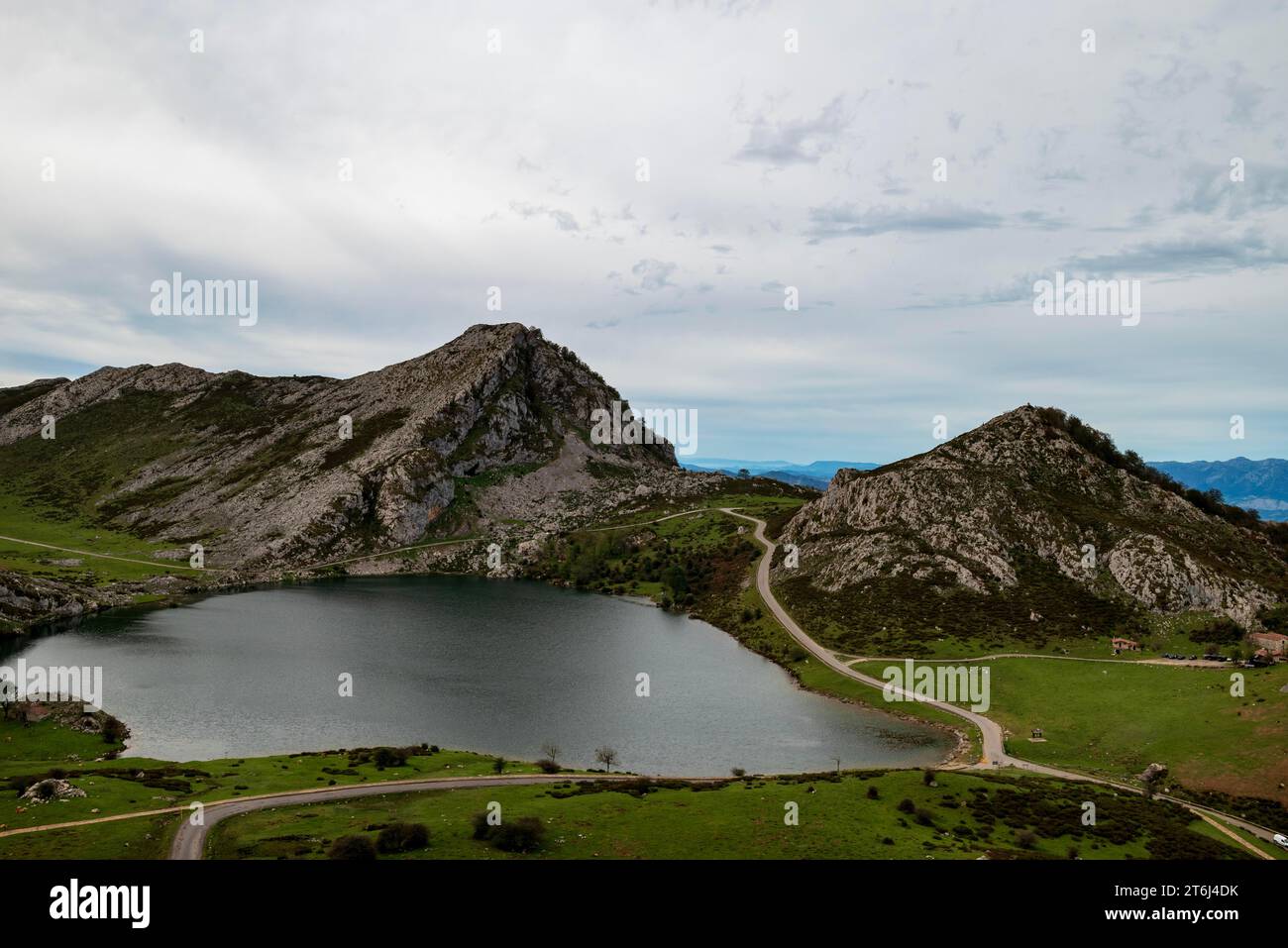 Lago de Covadonga, vista dal punto panoramico Mirador de Entrelagos, Parco Nazionale Picos de Europa, Asturias, Principado de Asturias, Spagna Foto Stock