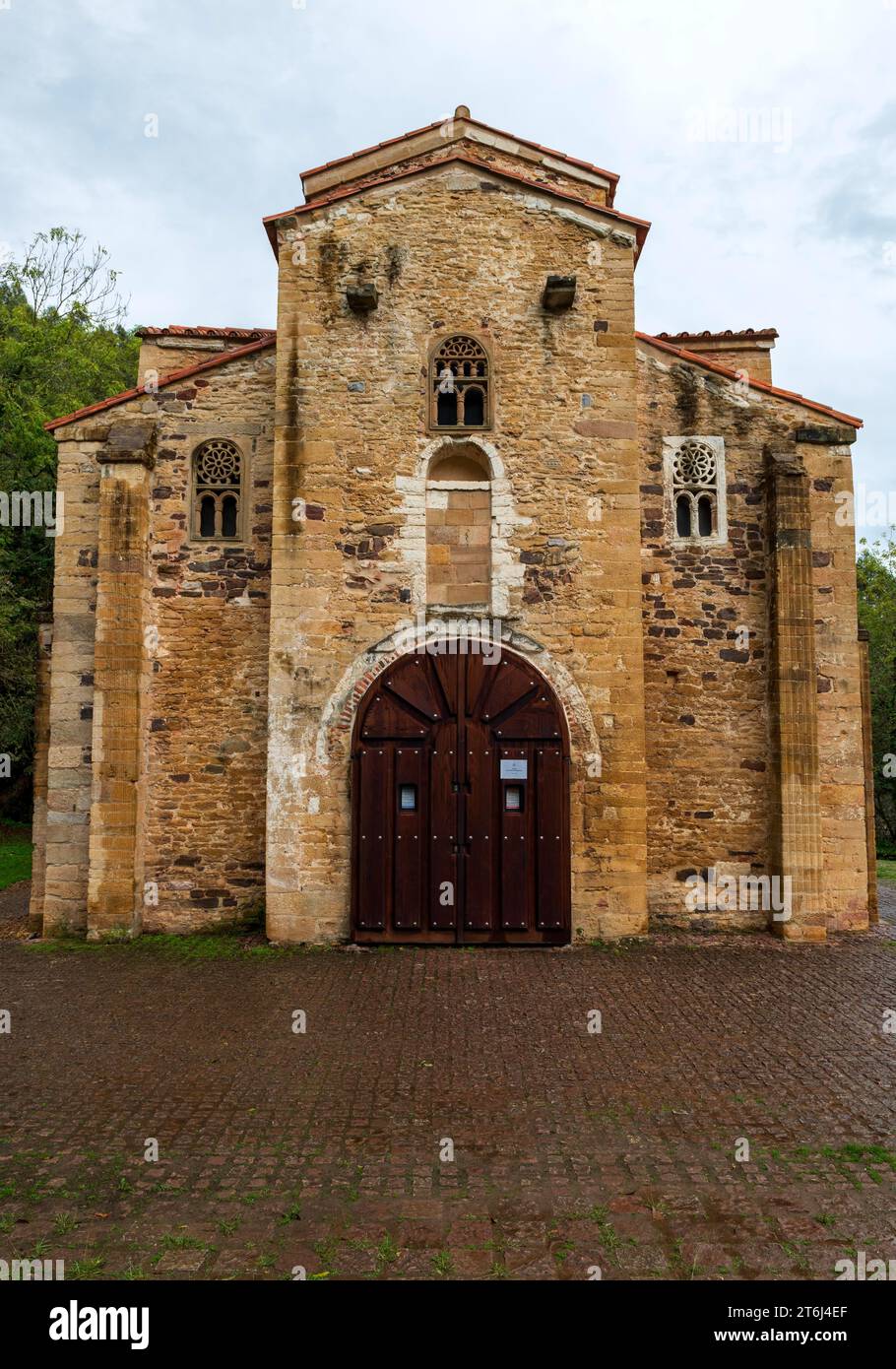 Chiesa pre-romanica di San Miguel de Lillo, vista da ovest, Monte Naranco, Oviedo, Asturias, Principado de Asturias, Spagna Foto Stock