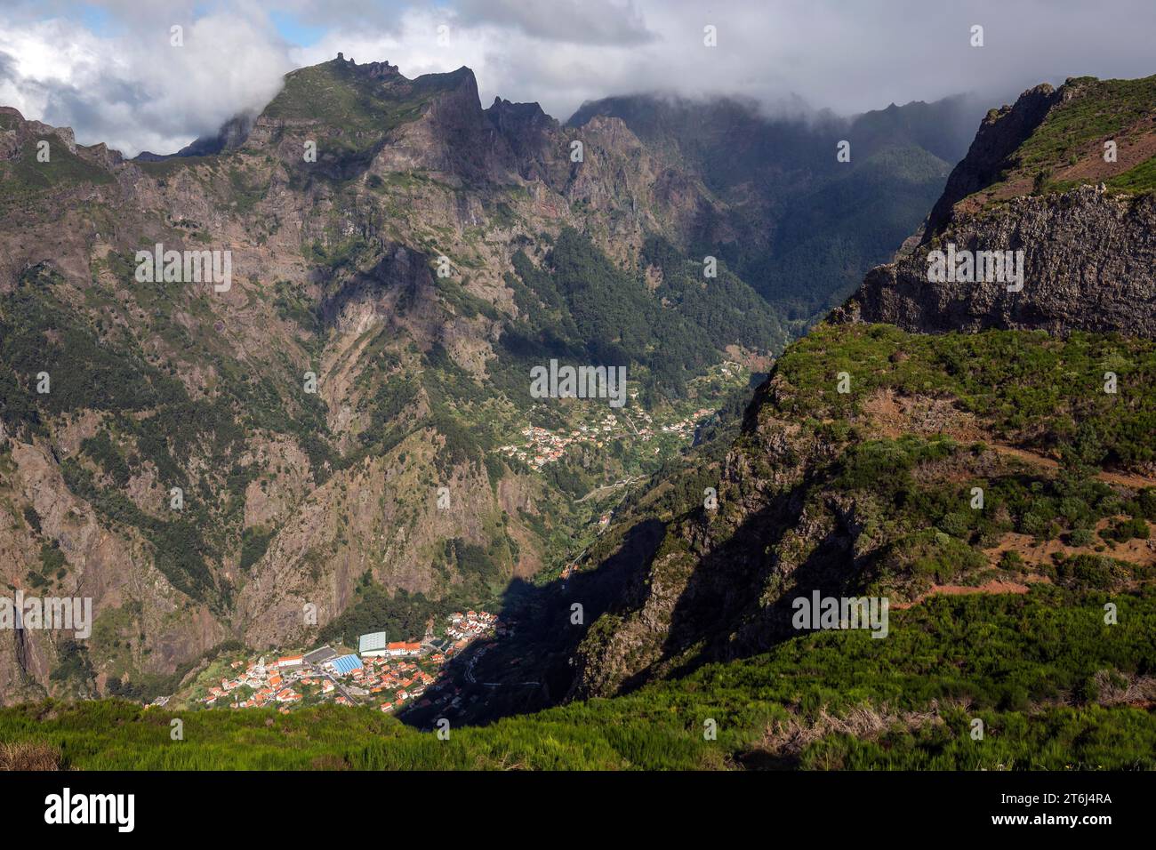 Valle delle suore, Curral das Freiras, vista da Miradouro do Paredao, Pico grande sullo sfondo, Madeira, Portogallo Foto Stock