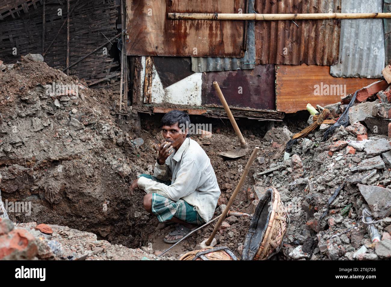 Operai edili durante una pausa, Tejgaon Slum area, Dacca, Bangladesh Foto Stock
