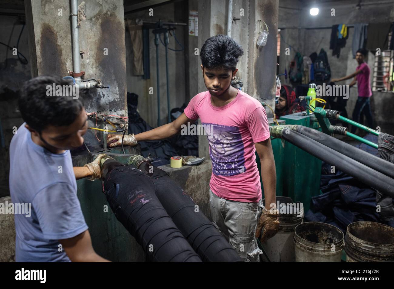 Lavoratore in una fabbrica di tintura denim, industria tessile, Dacca, Bangladesh Foto Stock