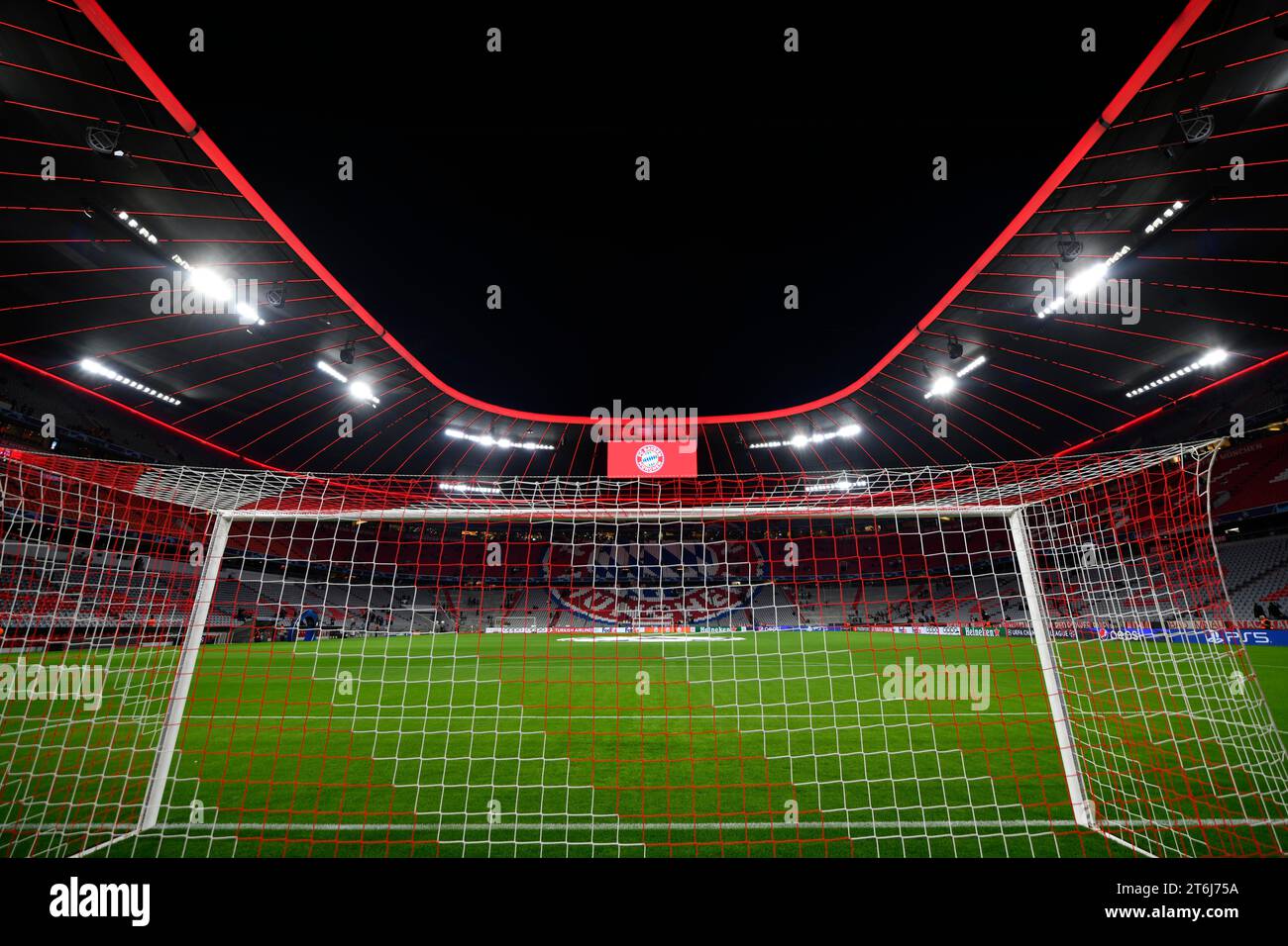 CL, serata Champions League, Allianz Arena, interno, goal NET, tabellone segnapunti, campo, vuoto, Monaco, Bayern, Germania Foto Stock