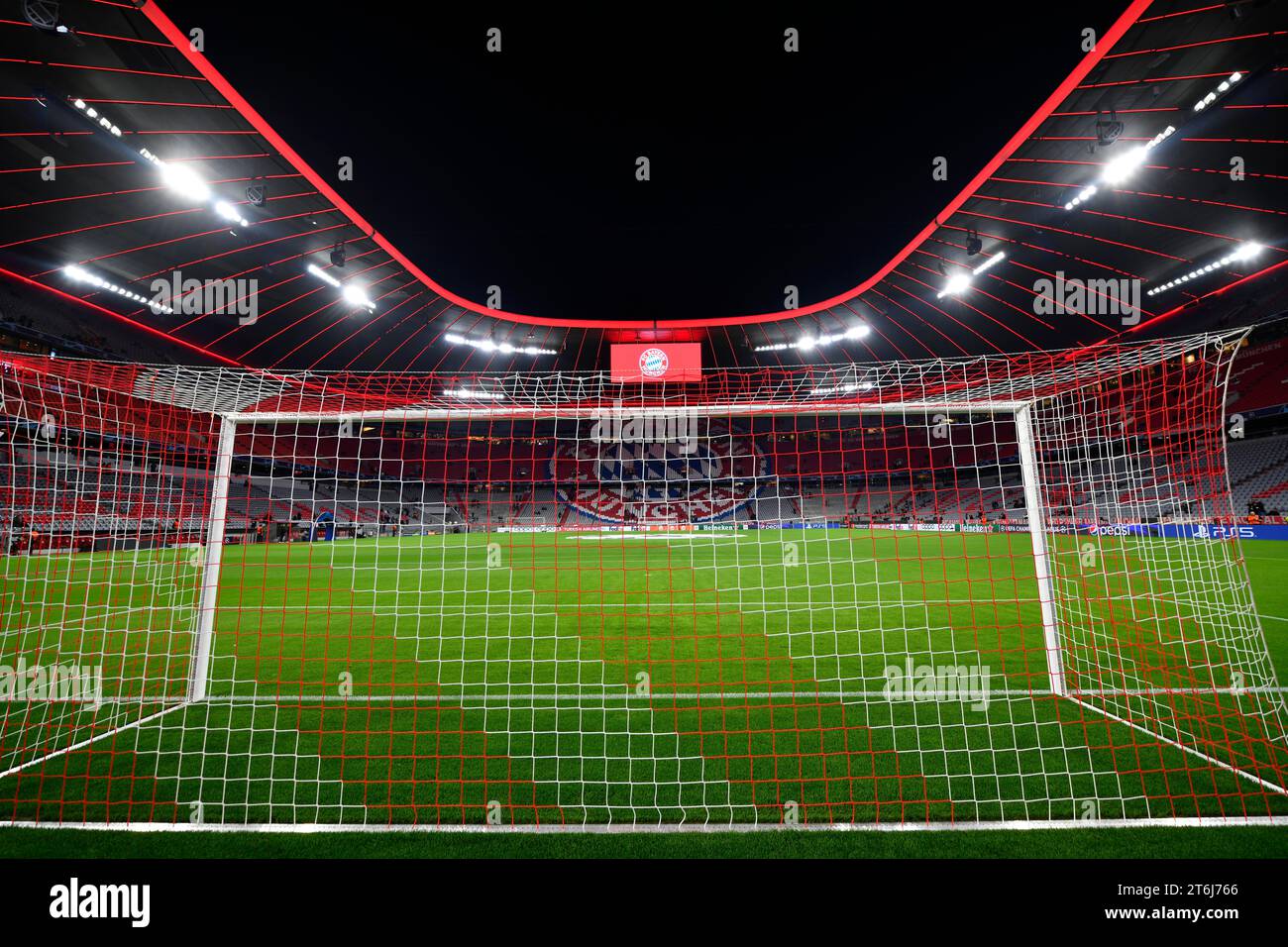 CL, serata Champions League, Allianz Arena, interno, goal NET, tabellone segnapunti, campo, vuoto, Monaco, Bayern, Germania Foto Stock