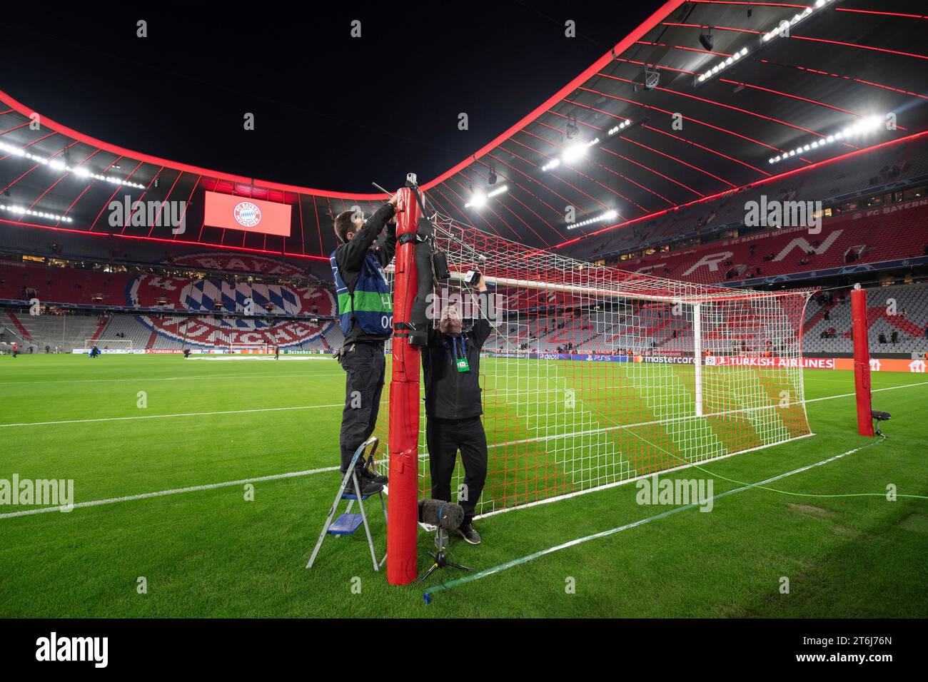CL, serata Champions League, Allianz Arena, tecnici che lavorano su telecamera posteriore, telecamera TV, interni, tabellone segnapunti, campo, vuoto, Monaco, Bayern Foto Stock