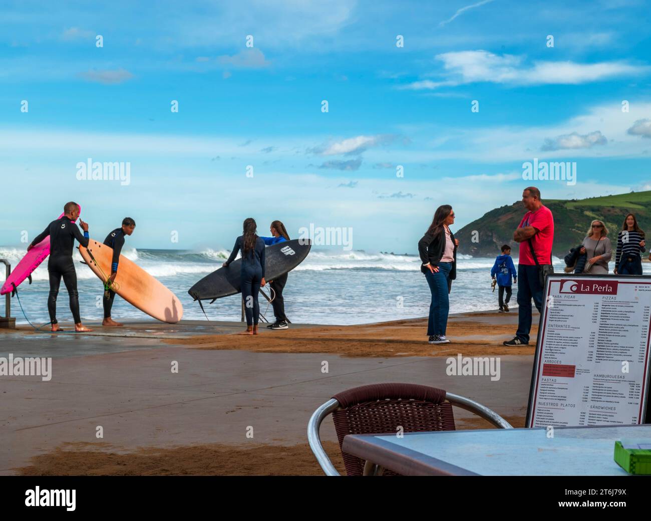 Surf e bar sulla spiaggia sulla spiaggia di Zarautz Zarautz, costa atlantica, Biscaglia, provincia di Gipuzkoa Guipuzcoa, regione dei Paesi Baschi, Euskadi Pais Foto Stock