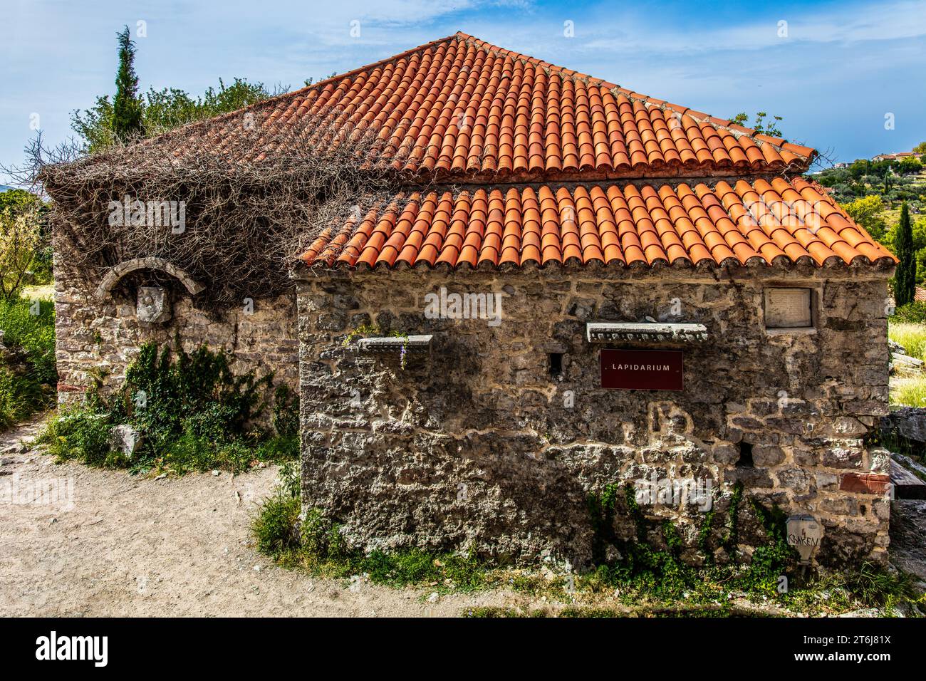 La rivista delle polveri, Barutana, oggi Lapidarium, città in rovina di Stari Bar, originaria dell'XI secolo, è una delle più culturalmente e Foto Stock