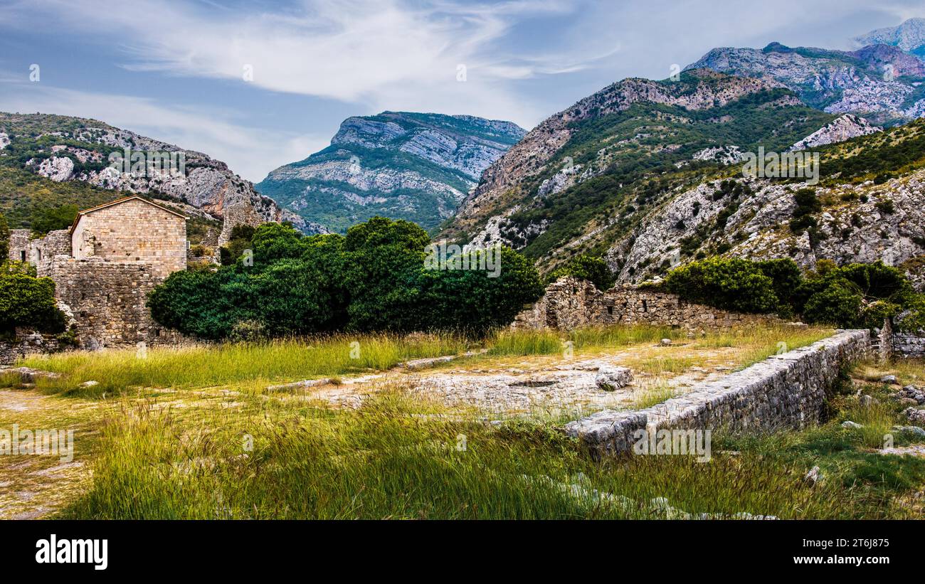 Kirvhe St. Veneranda del XIV secolo, città in rovina di Stari Bar, originaria dell'XI secolo, è una delle più culturalmente e Foto Stock