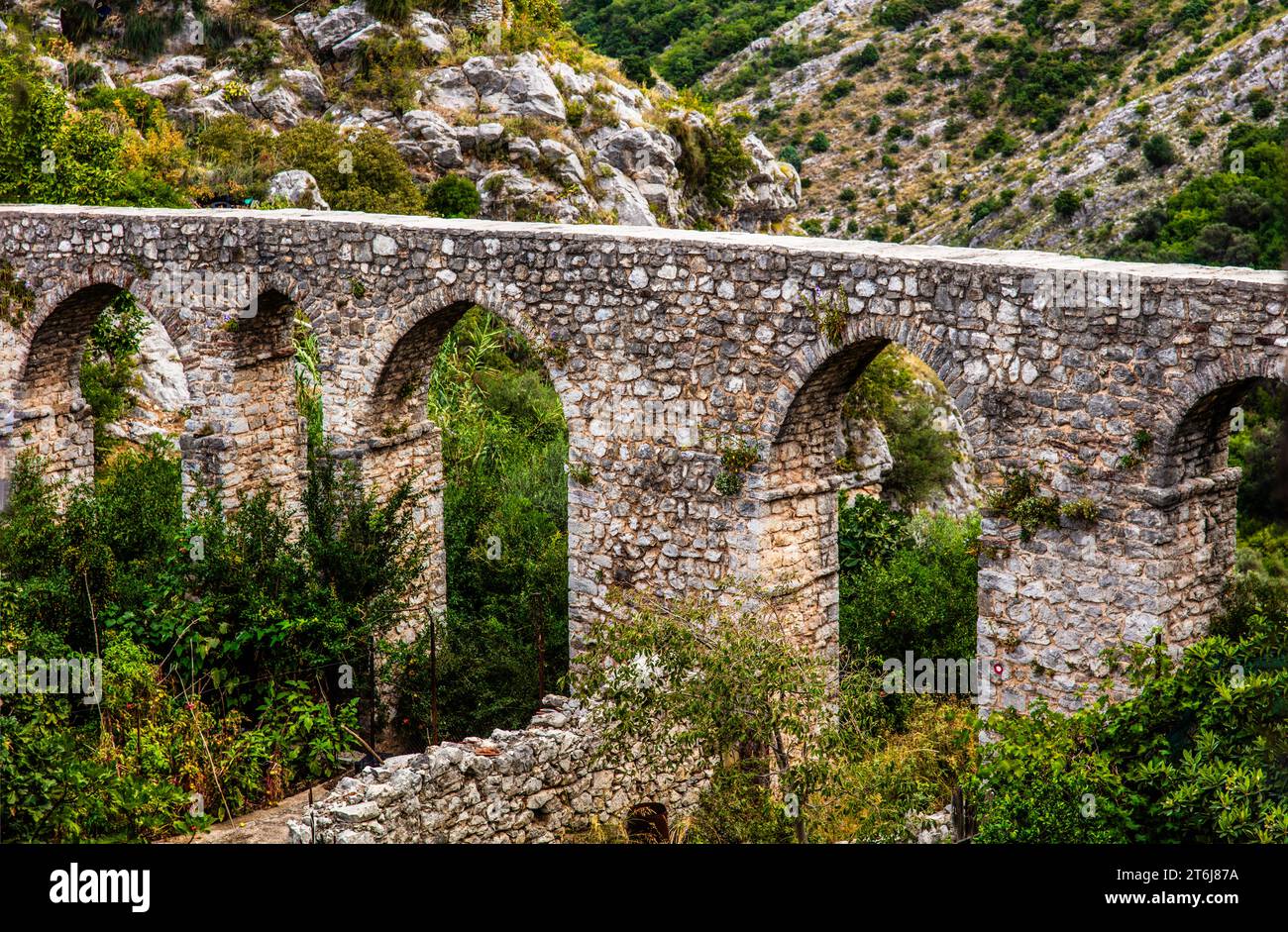 Aquaeduct costruito dai turchi nel XVIII secolo fuori dalle mura settentrionali della città, città in rovina di Stari Bar, originariamente dell'XI secolo, ne è uno Foto Stock