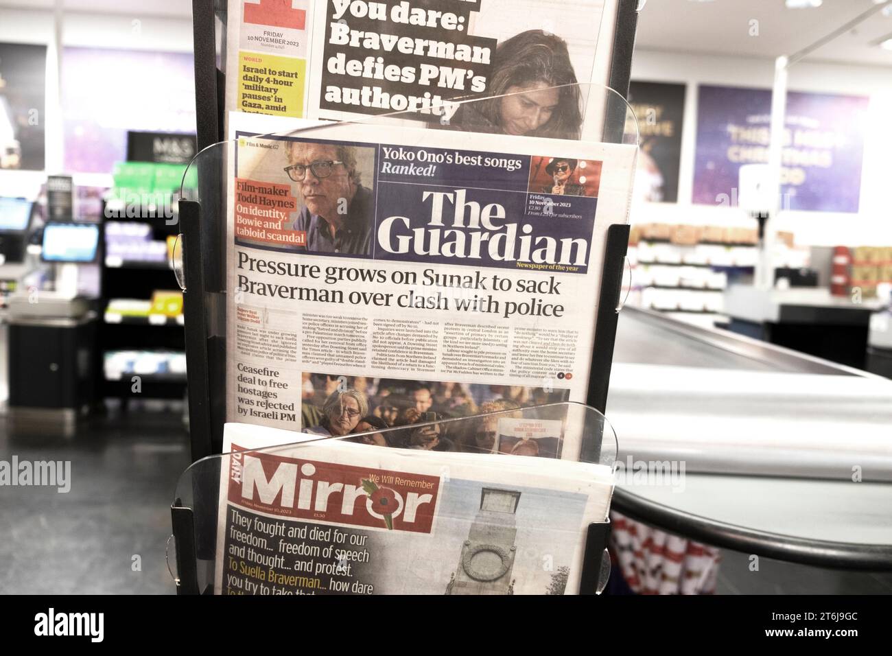 "Cresce la pressione su Sunak per licenziare Braverman sullo scontro con la polizia", titolo del quotidiano Guardian Suella Pro-Palestine 10 marzo 2023 Londra Regno Unito Foto Stock