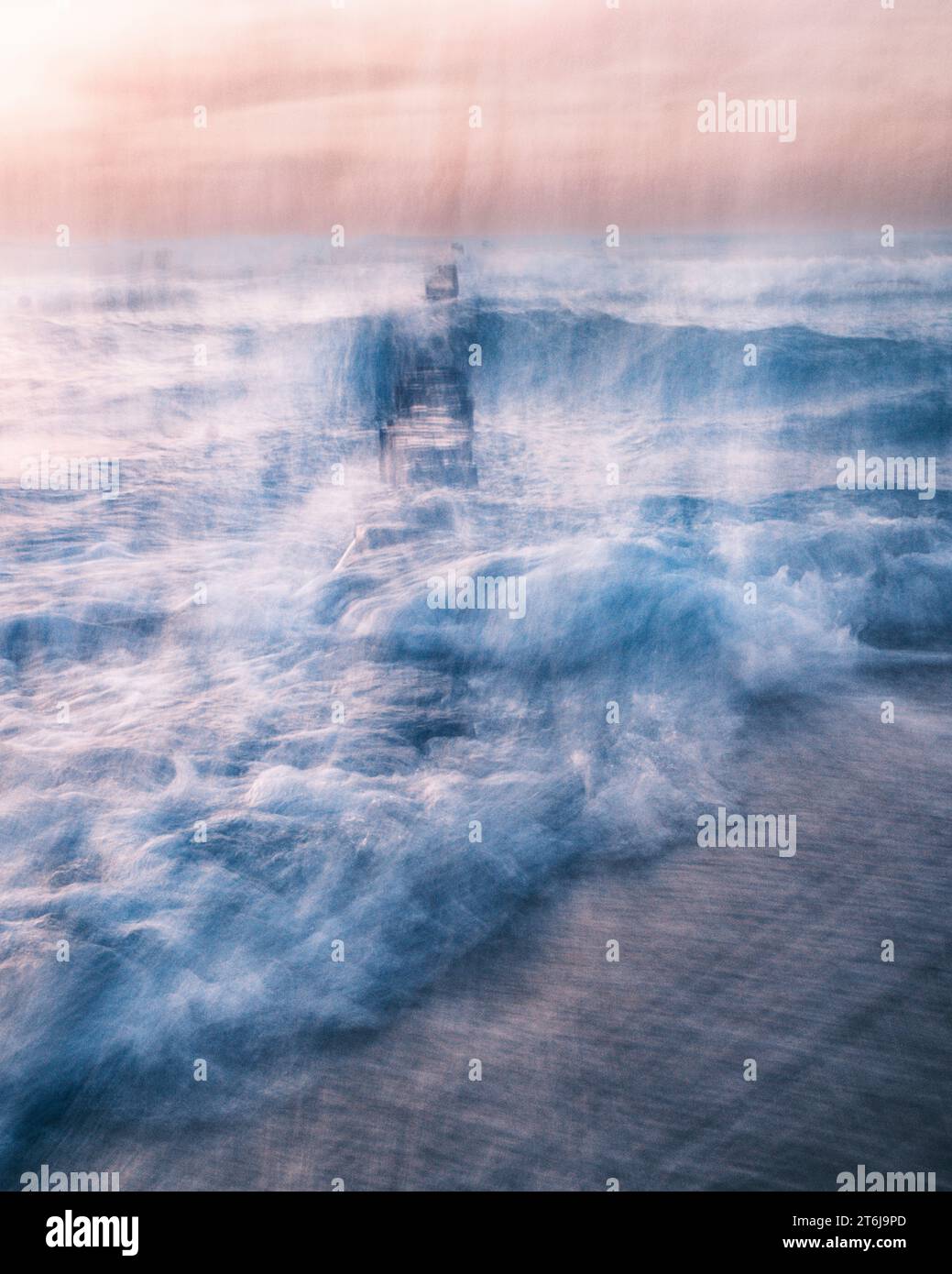 Mare tempestoso, onde sulla spiaggia di Zingst, astratto Foto Stock