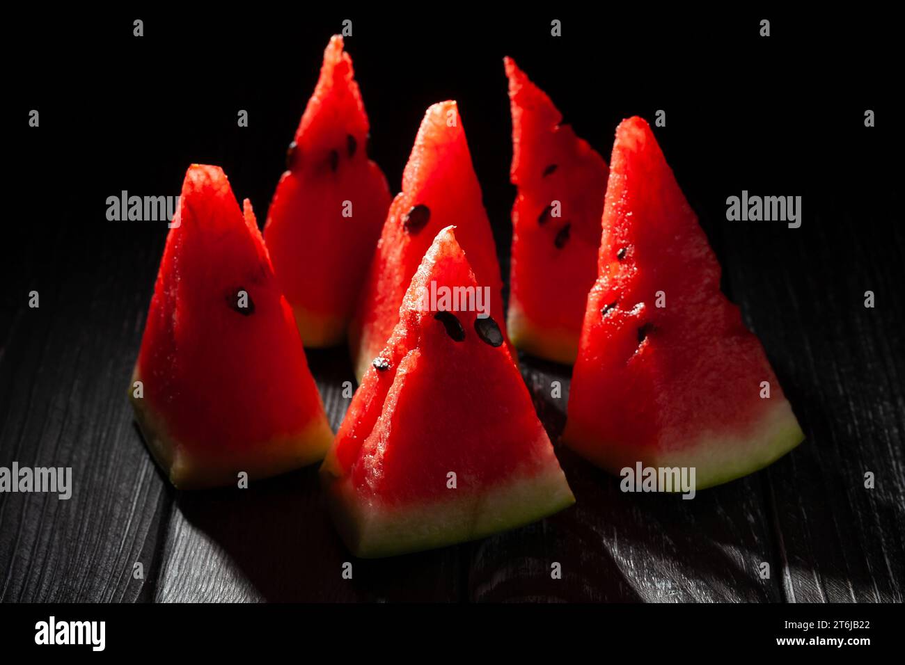 fetta di anguria su fondo di legno Foto Stock
