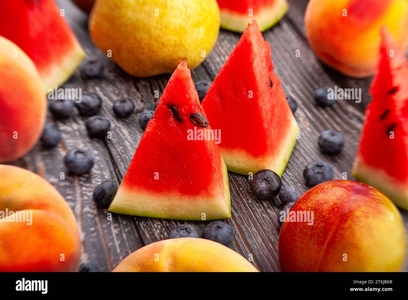 fetta di anguria su fondo di legno Foto Stock