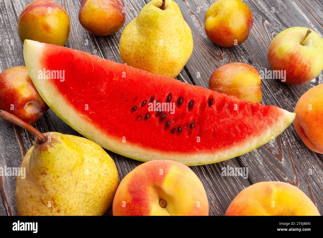 fetta di anguria su fondo di legno Foto Stock