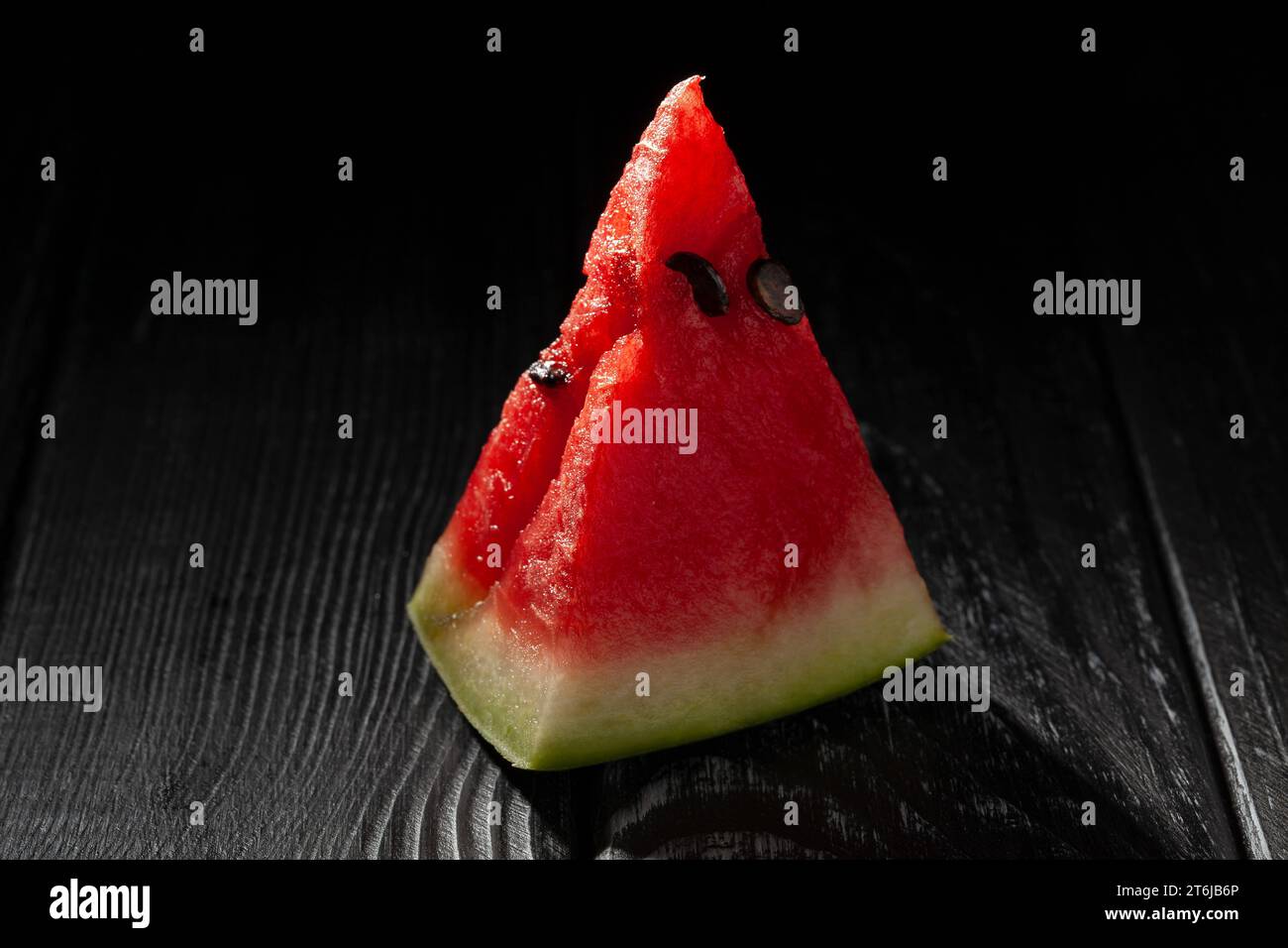 fetta di anguria su fondo di legno Foto Stock