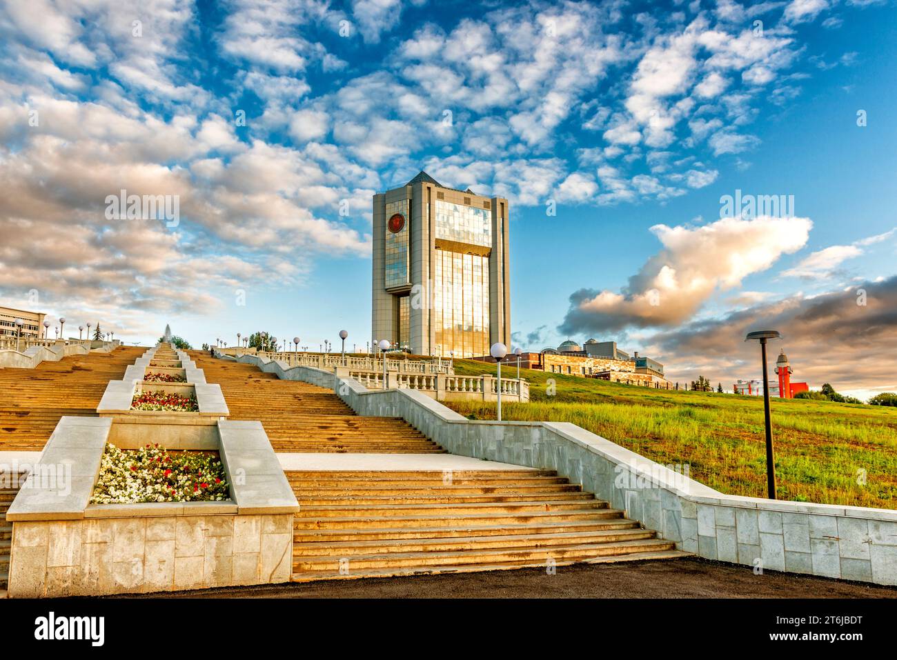 Paesaggio urbano di Cheboksary con vista della costruzione dell'amministrazione del capo della Repubblica Chuvash Foto Stock