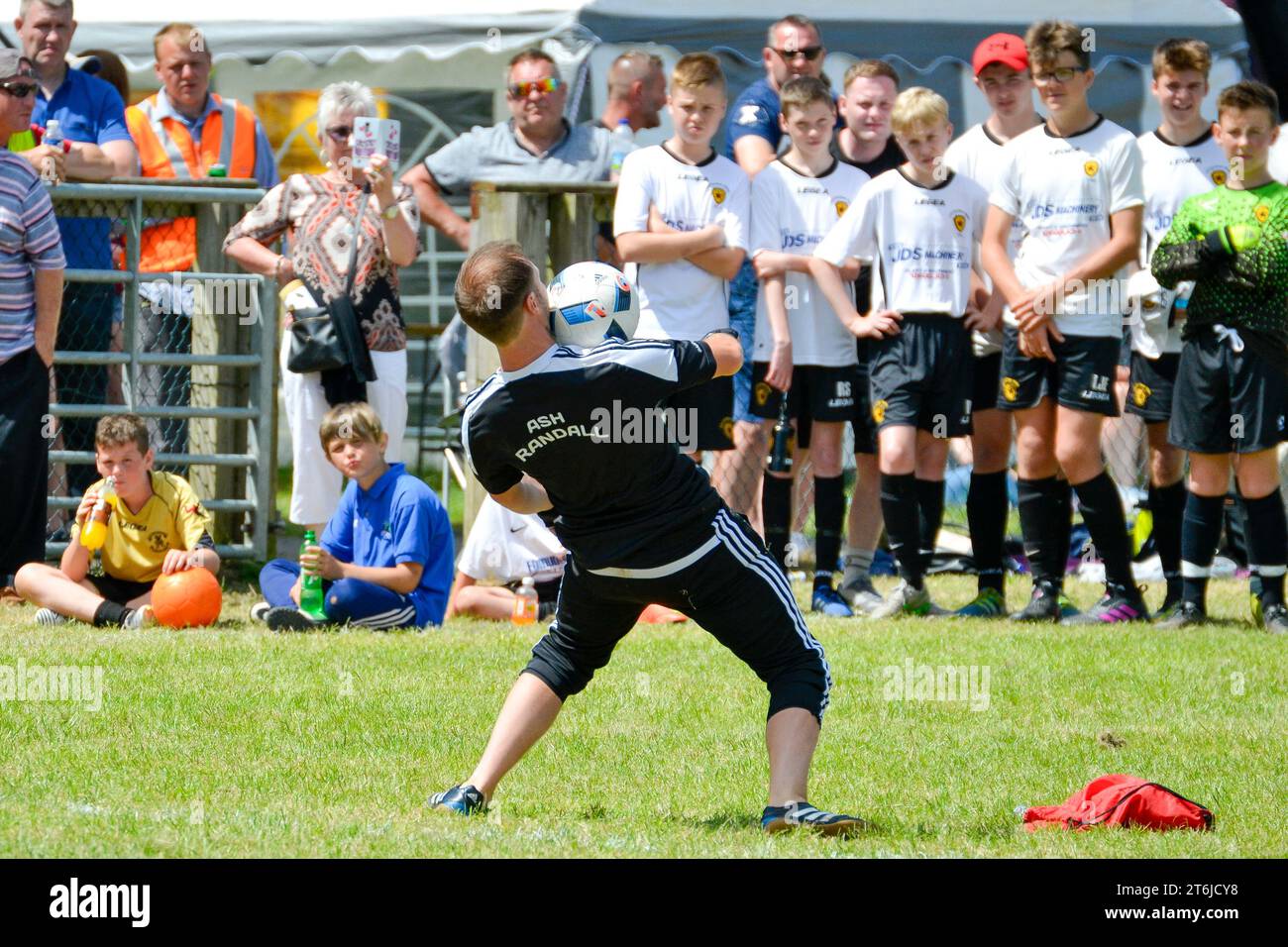 Carmarthen, Galles. 2 luglio 2017. Il calciatore freestyle professionista Ash Randall si esibisce al Carmarthen Stars Football Club Tournament presso lo United Counties Showground di Carmarthen, Galles, Regno Unito il 2 luglio 2017. Crediti: Duncan Thomas/Majestic Media. Foto Stock