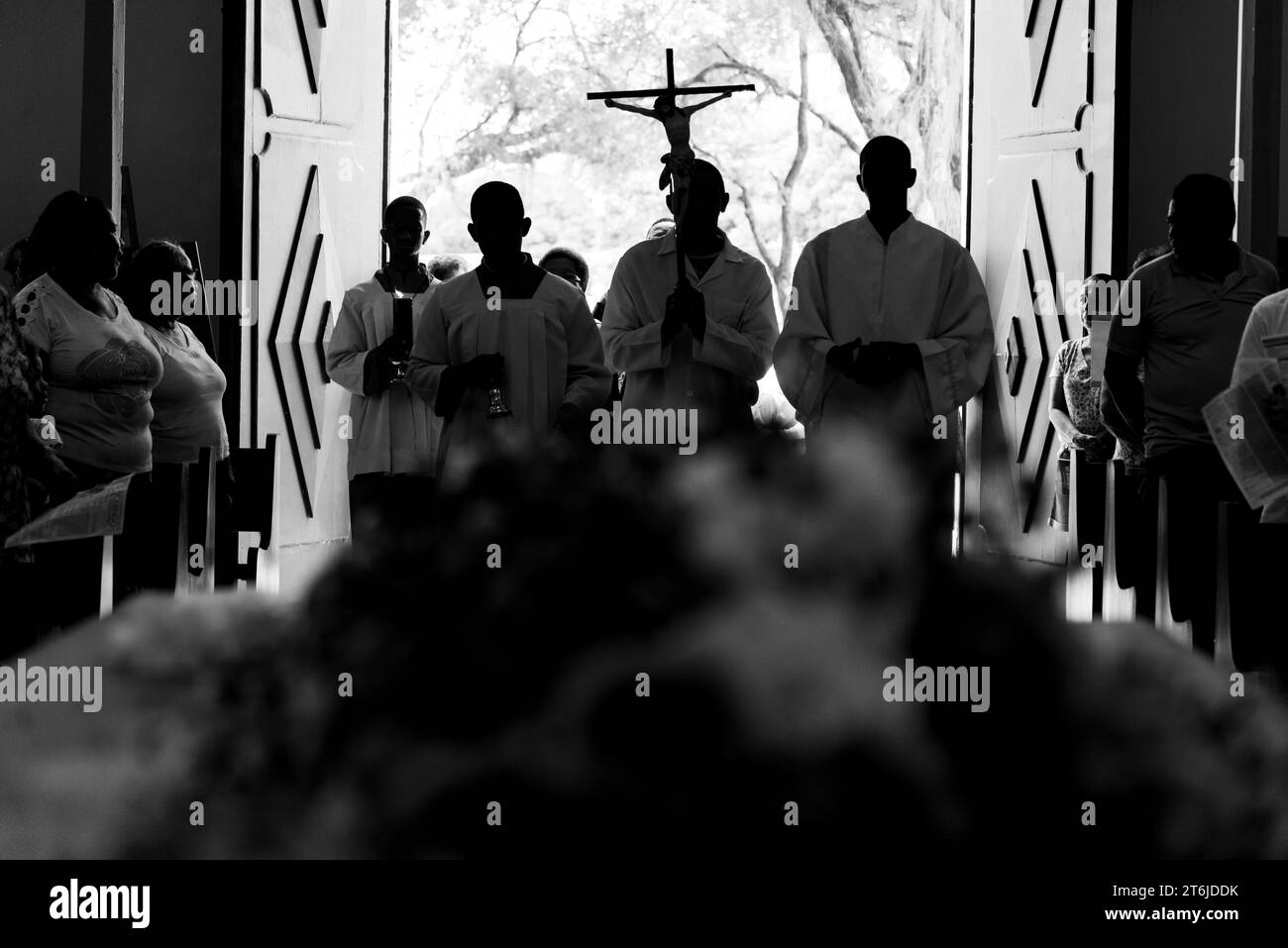 Salvador, Bahia, Brasile - 2 novembre 2018: Foto in bianco e nero di persone in messa al cimitero di campo Santo nel giorno della festa dei morti nel Foto Stock