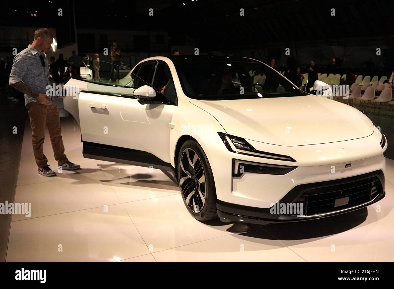 Los Angeles, USA. 9 novembre 2023. Un visitatore vede un'auto elettrica in un evento dimostrativo di innovazione del Polestar a Los Angeles, negli Stati Uniti, il 9 novembre 2023. Il produttore svedese di veicoli elettrici (EV) Polestar si aspetta di migliorare la cooperazione tecnologica con la Cina e di cercare maggiori opportunità nel mercato cinese, ha dichiarato il CEO di Polestar Thomas Ingenlath in un'intervista con Xinhua giovedì. Crediti: Zeng Hui/Xinhua/Alamy Live News Foto Stock