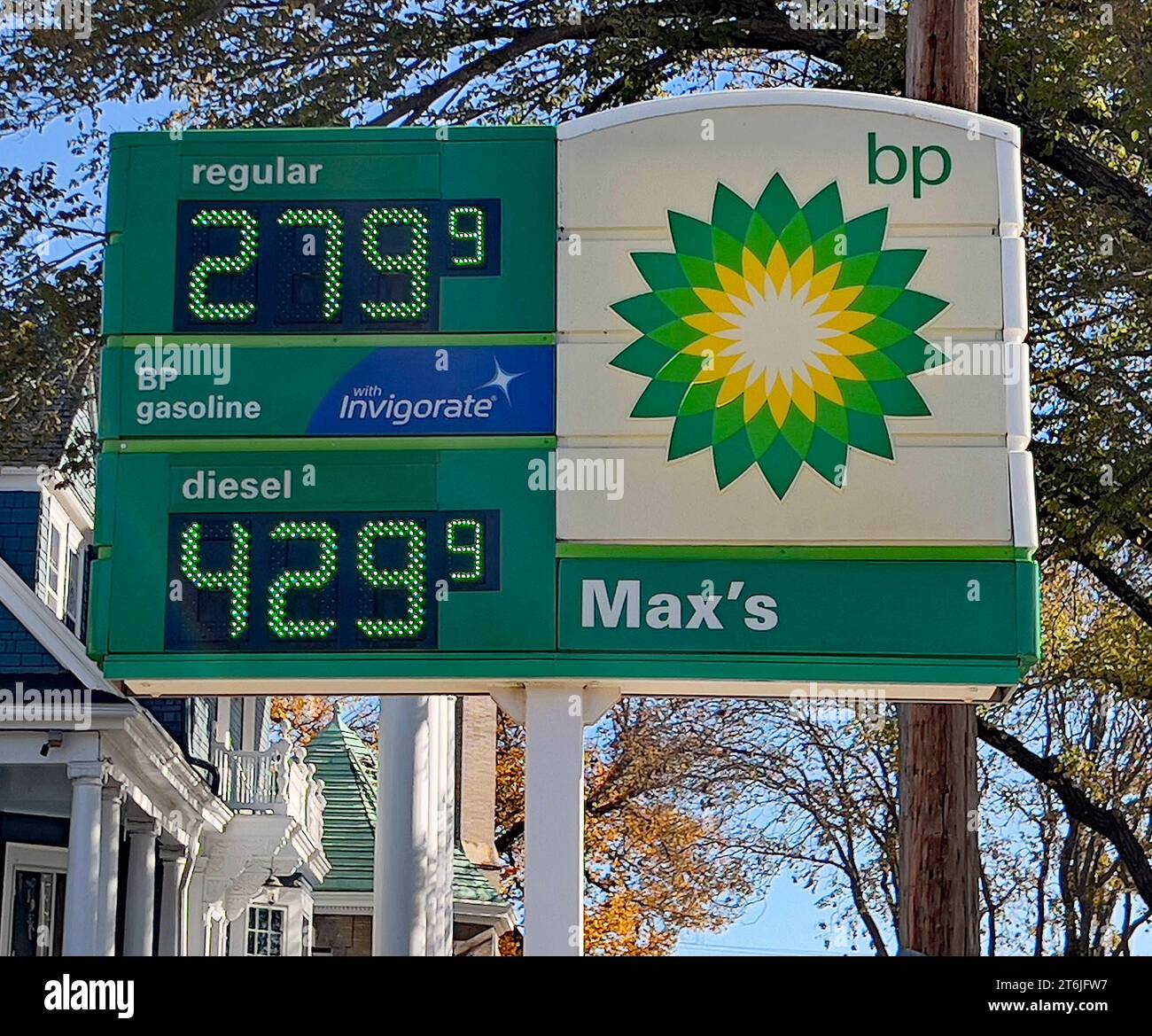 EMPORIA, Kansas - 10 NOVEMBRE: Oggi il prezzo attuale della benzina in una stazione BP situata a Emporia, Kansas. Questo prezzo mostra un calo di quasi il 10% in soli cinque giorni nella stessa stazione di servizio. 10 novembre 2023. Copyright: XMarkxReinstein inx credito: Imago/Alamy Live News Foto Stock