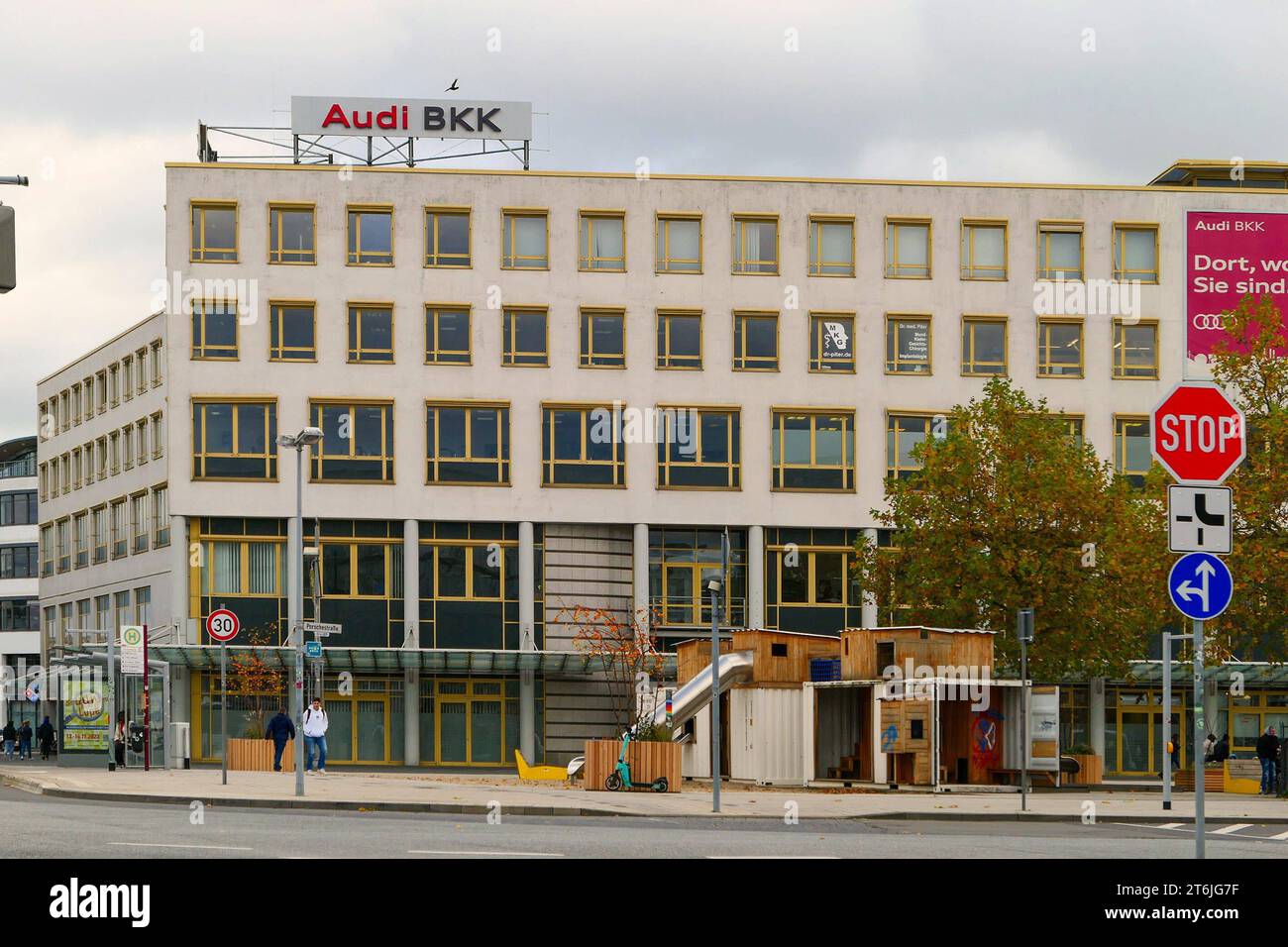 Audi BKK Krankenkasse a Wolfsburg - gesehen AM 08.11.2023 *** Audi BKK compagnia di assicurazione sanitaria a Wolfsburg visto il 08 11 2023 credito: Imago/Alamy Live News Foto Stock