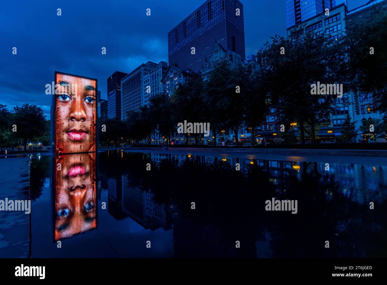 La Crown Fountain è una scultura pubblica di 50 metri Torri LED e piscina riflettente, dell'artista catalano Jaume Plensa a Chicago, Stati Uniti Foto Stock